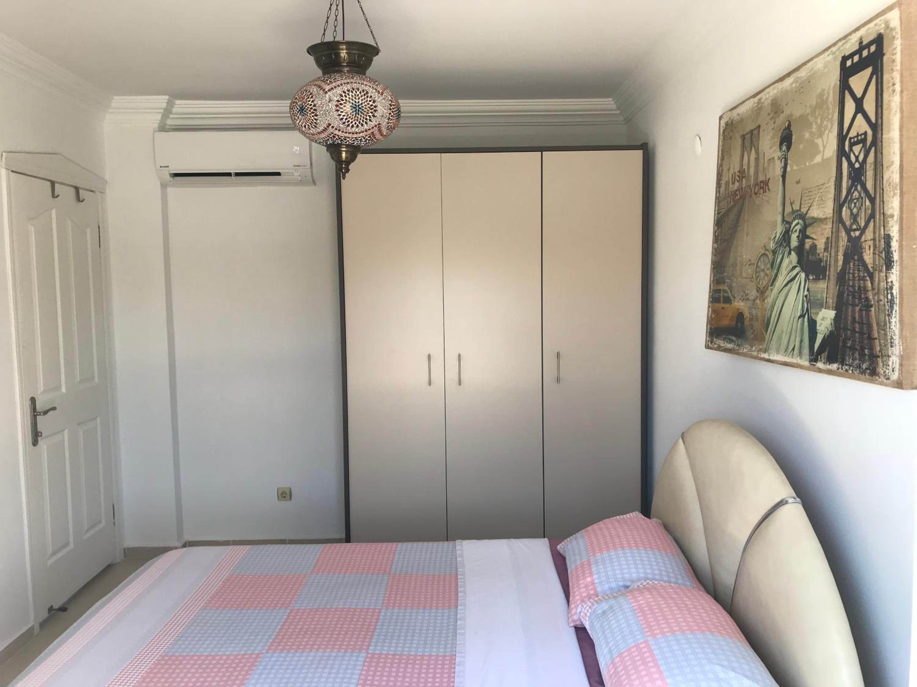 Villa - Photo 1
