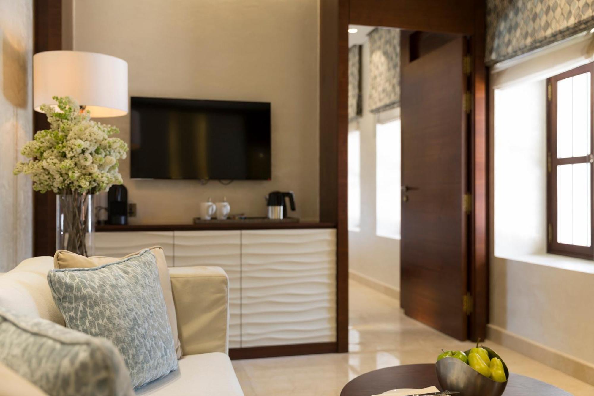 Junior Suite- King photo 3