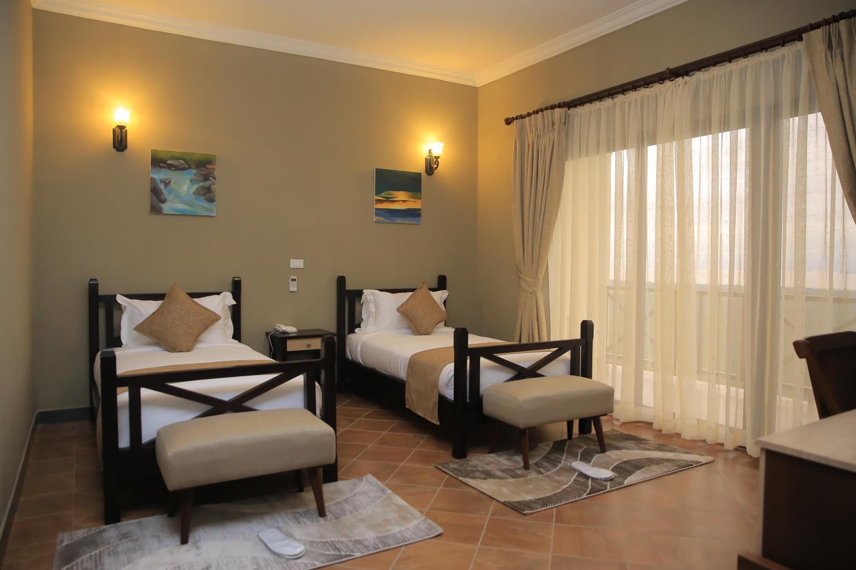 Twin Room with Lake View - Photo 3