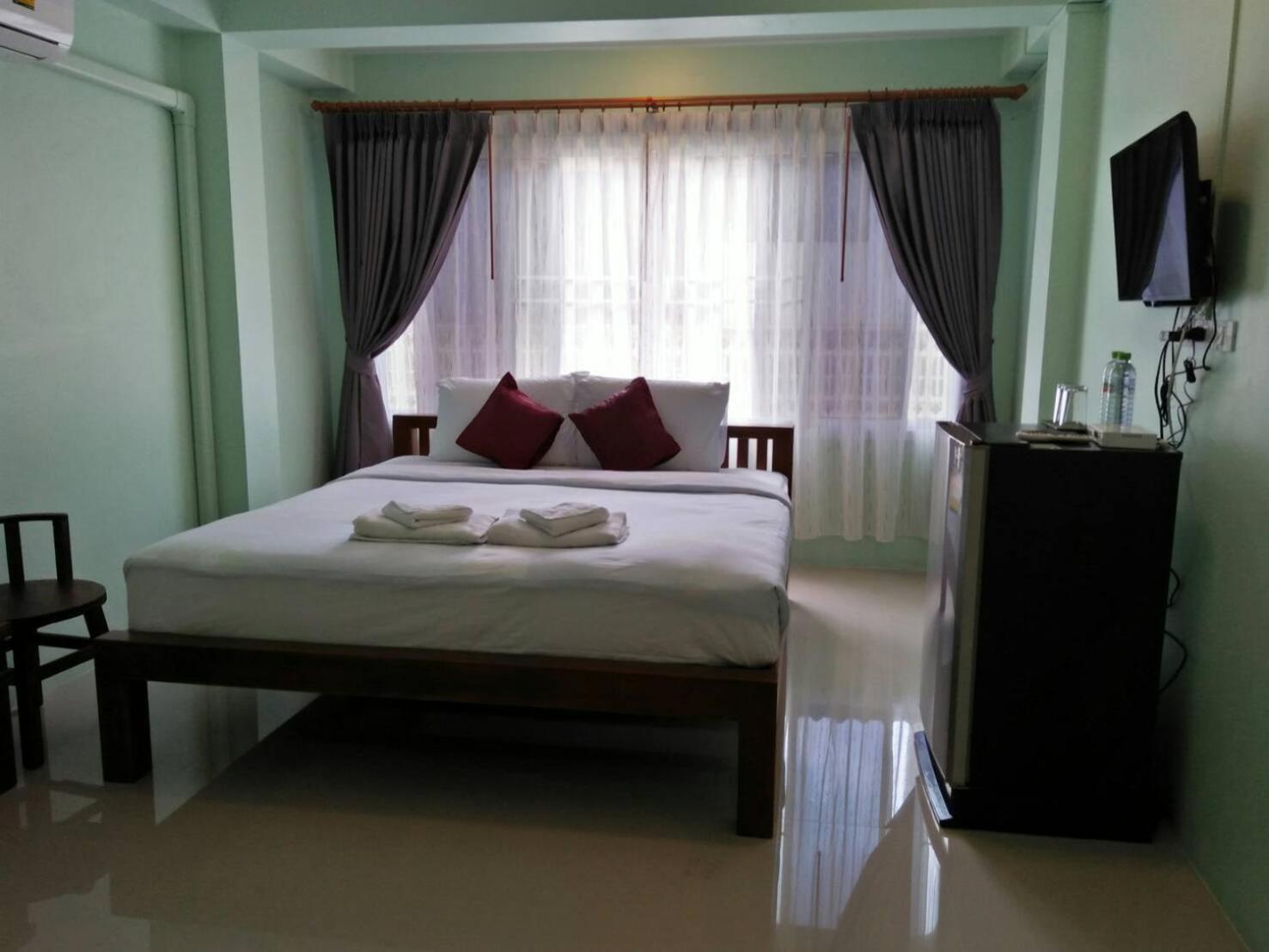 Deluxe King Room - Photo 2