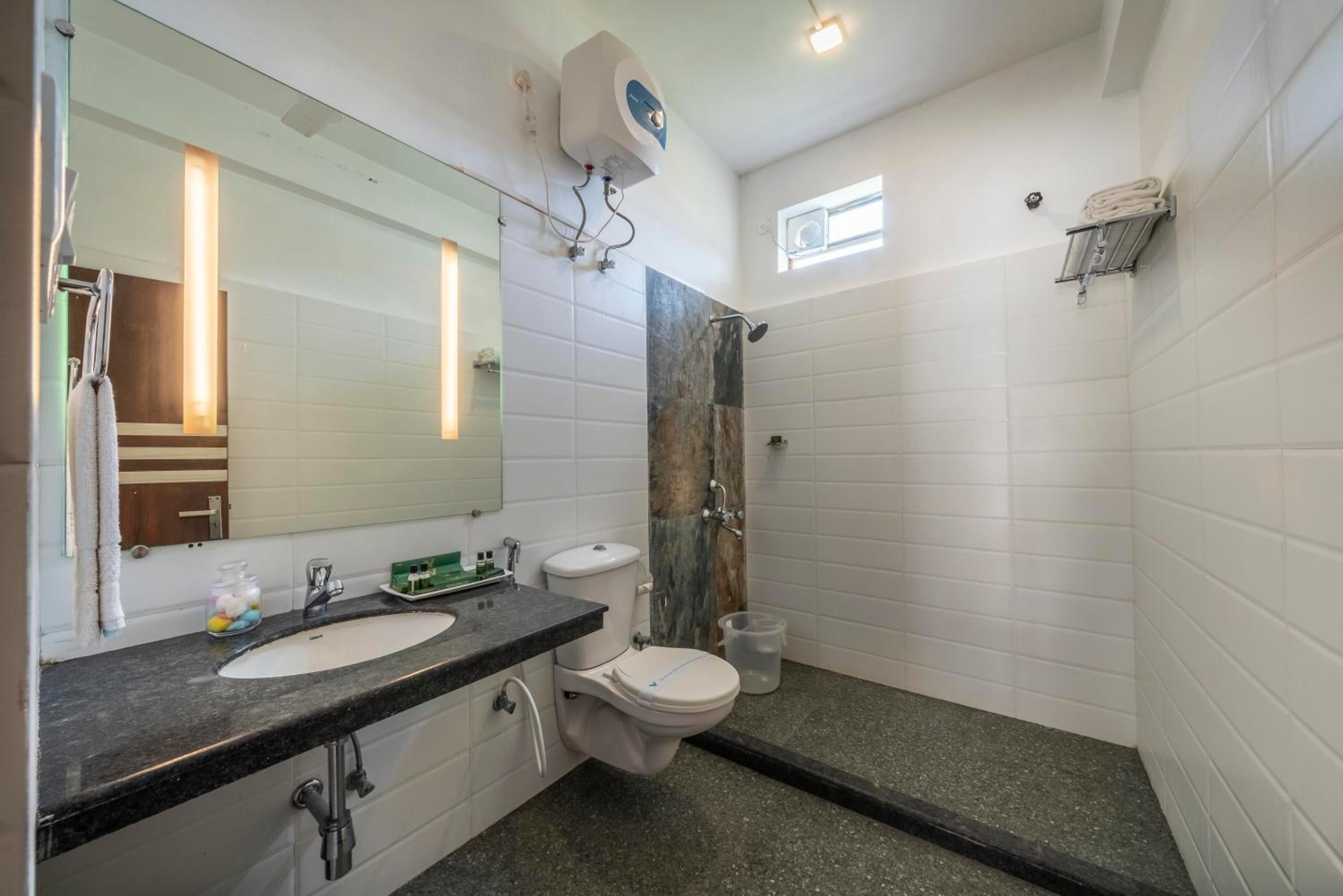 Standard Double or Twin Room with Balcony - Photo 4