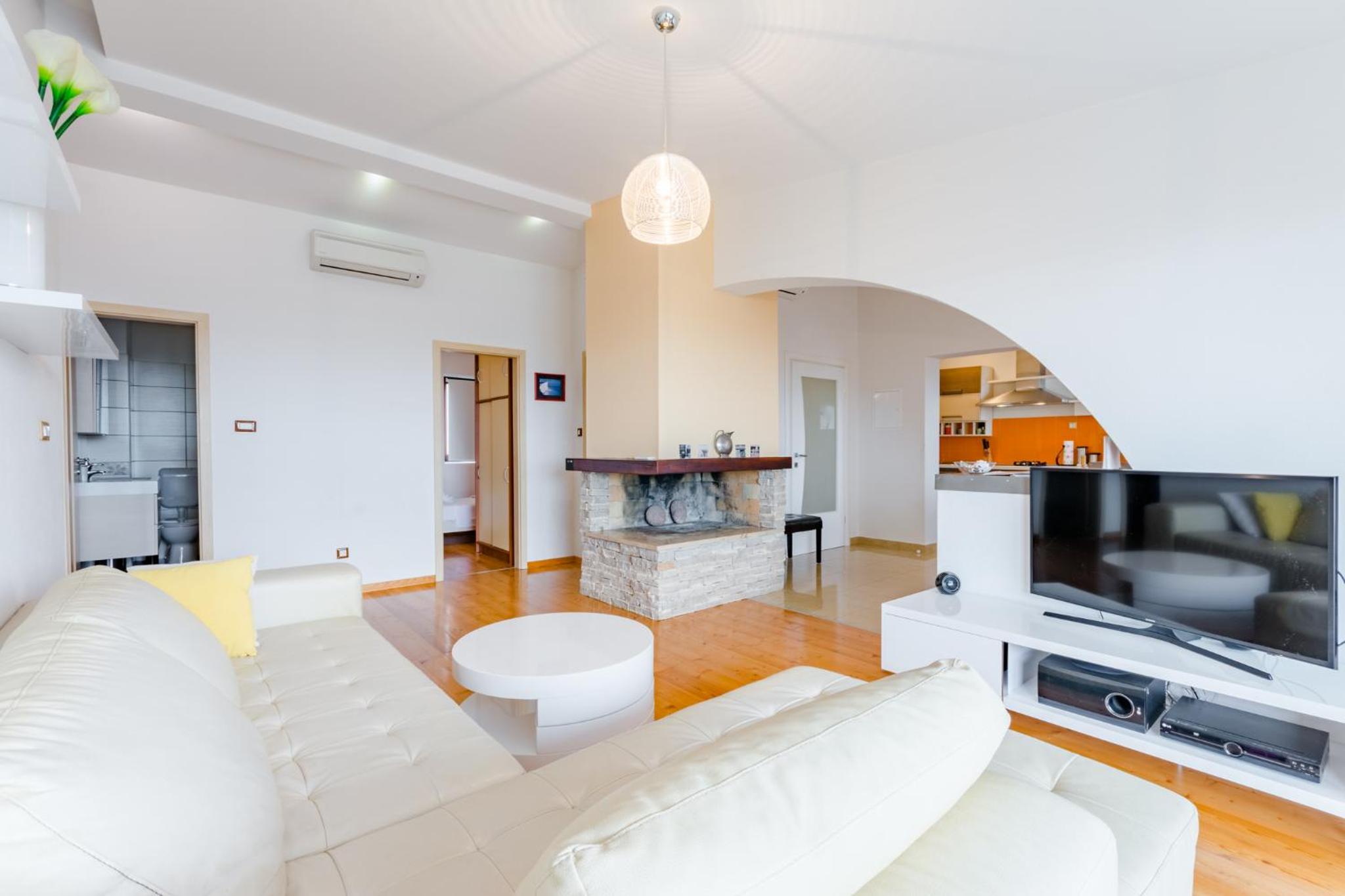 Three Bedroom Apartment with Balcony and Sea View
