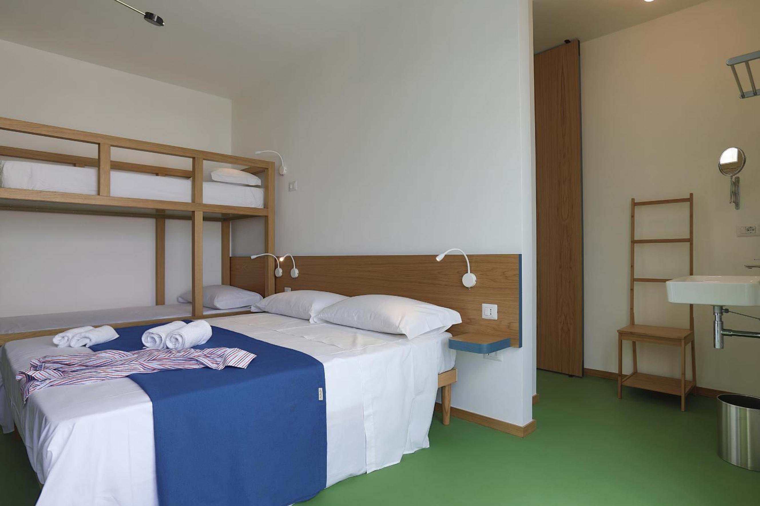Quadruple Room with Balcony photo 2