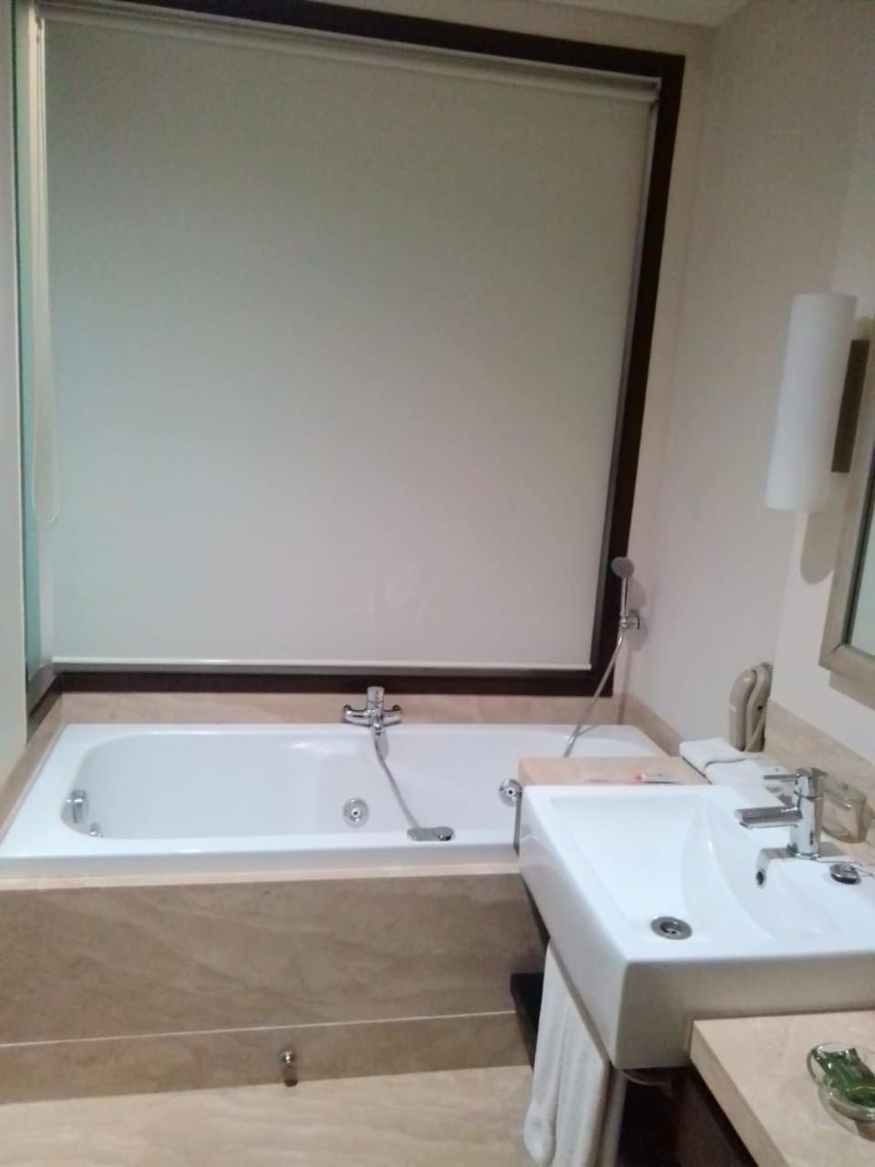 Business Room with Two Way Airport Transfers and 15% discount on Food and Soft beverage  - Photo 3
