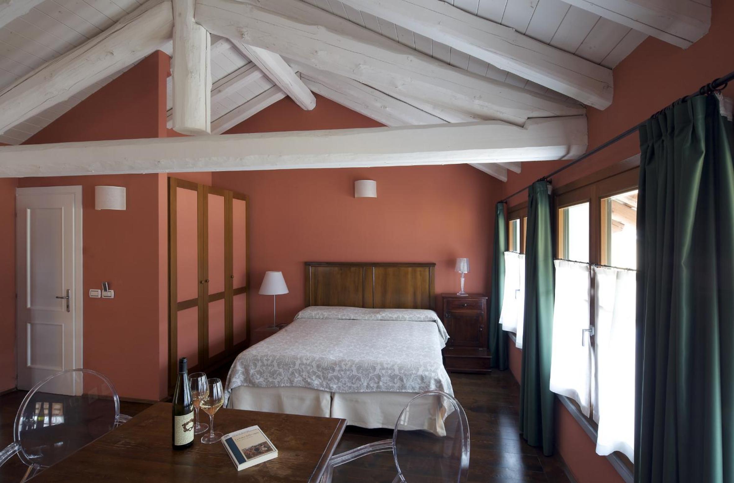 Deluxe Room (2 Adults + 1 Child) - Photo 4
