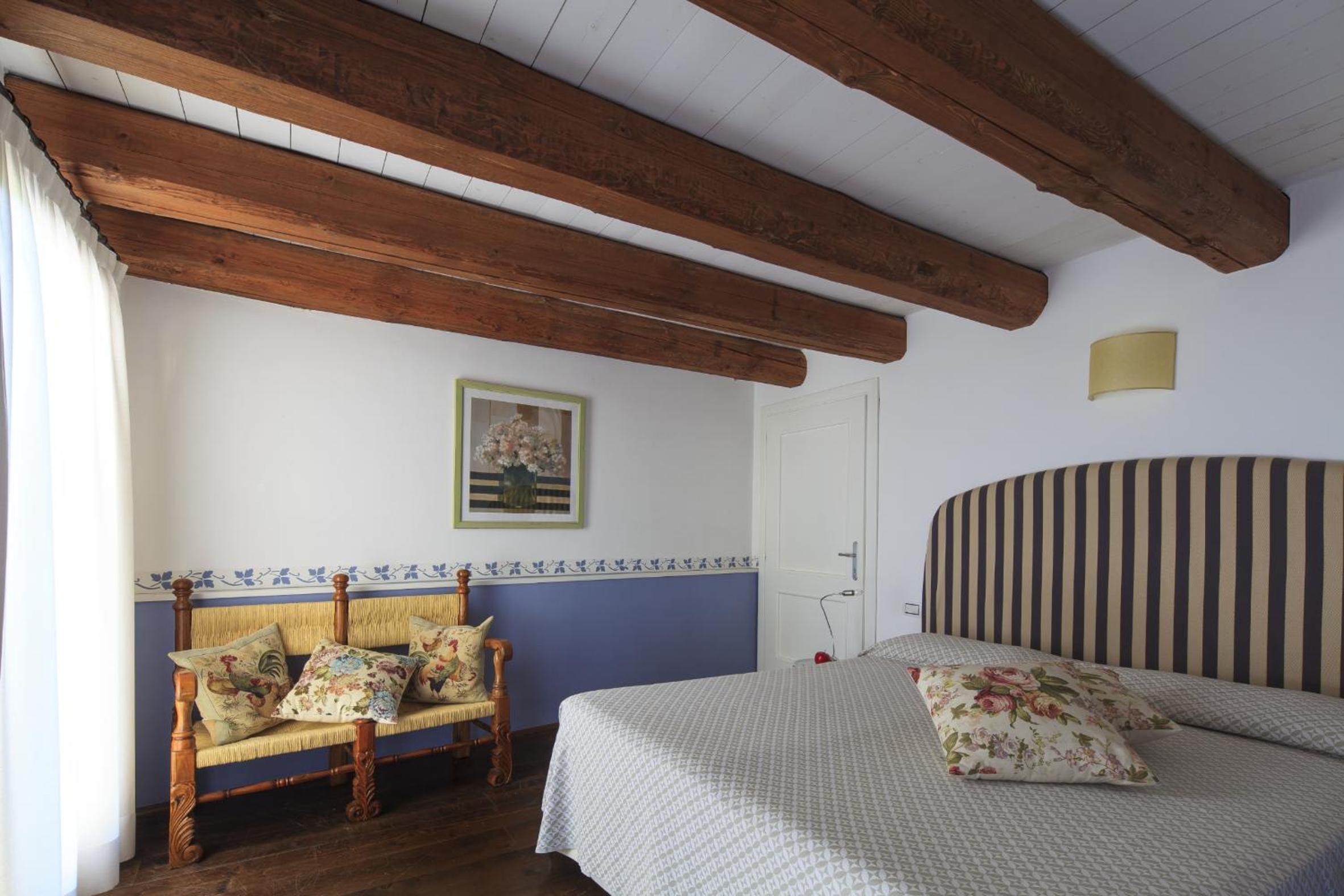 Suite - Photo 1