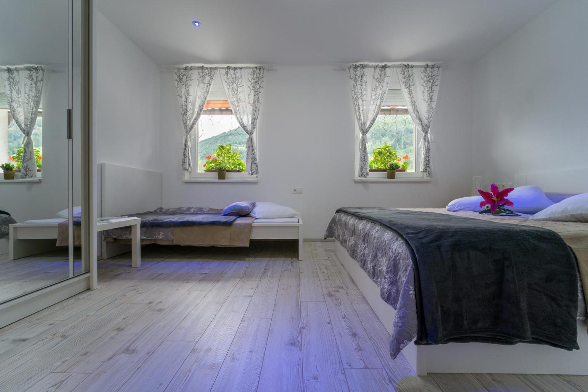 Apartment with Mountain View - Photo 4