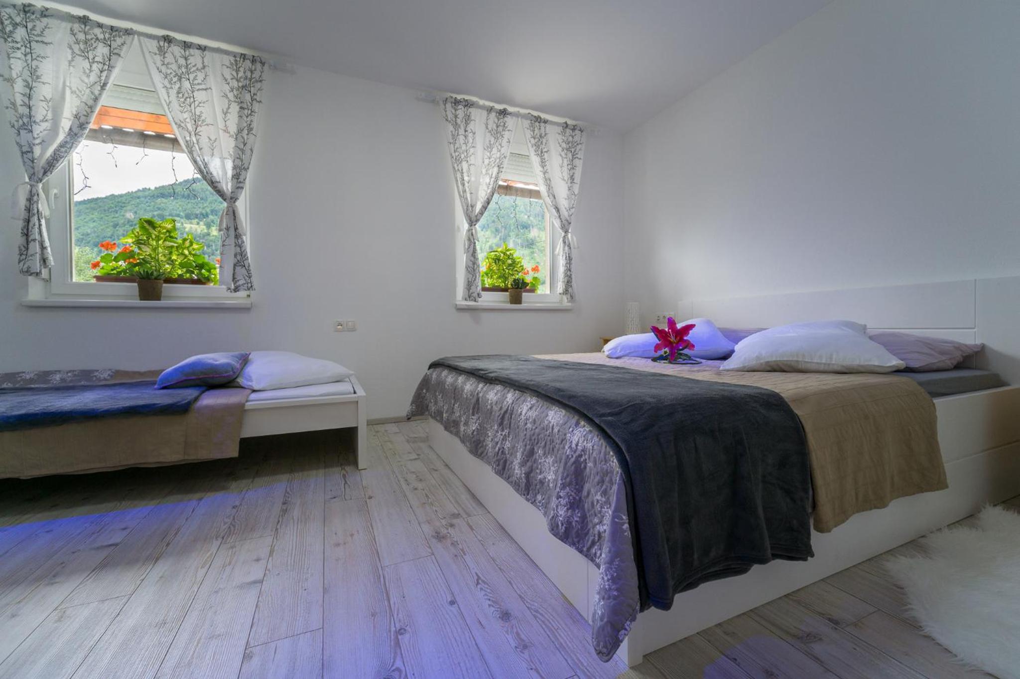 Apartment with Mountain View - Photo 3
