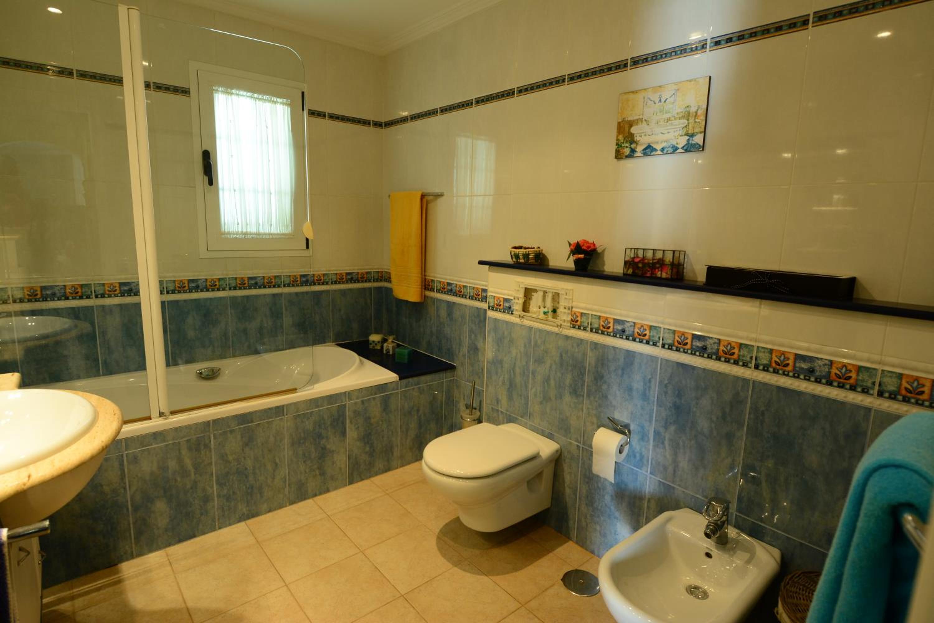 Family Room with Shared Bathroom photo 2