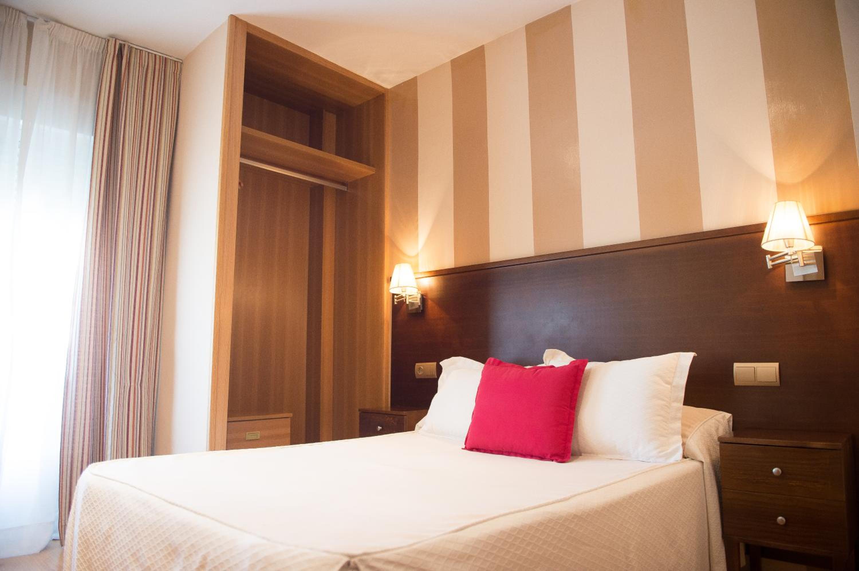 Standard Double Room - Photo 8