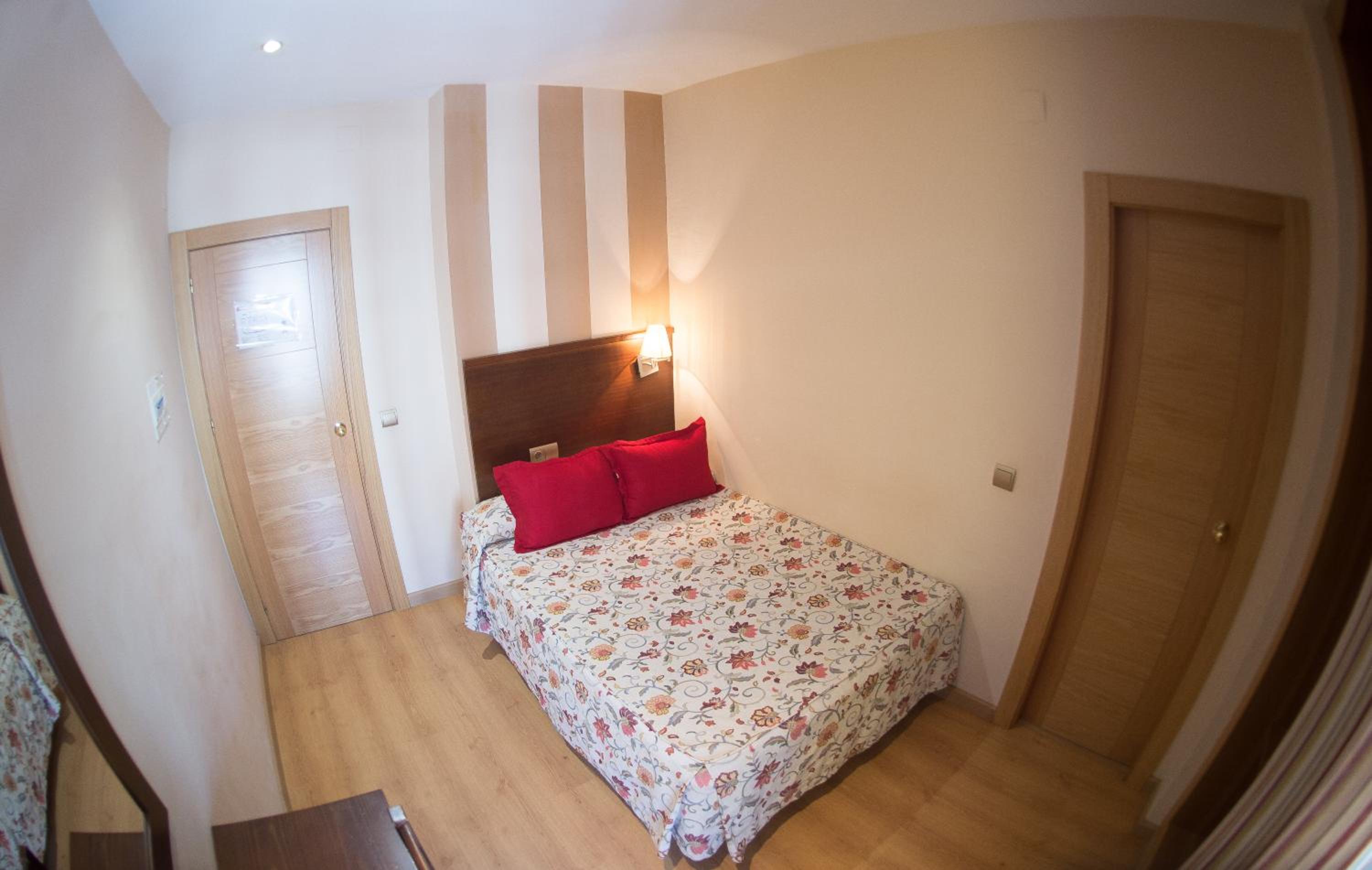 Standard Double Room - Photo 7
