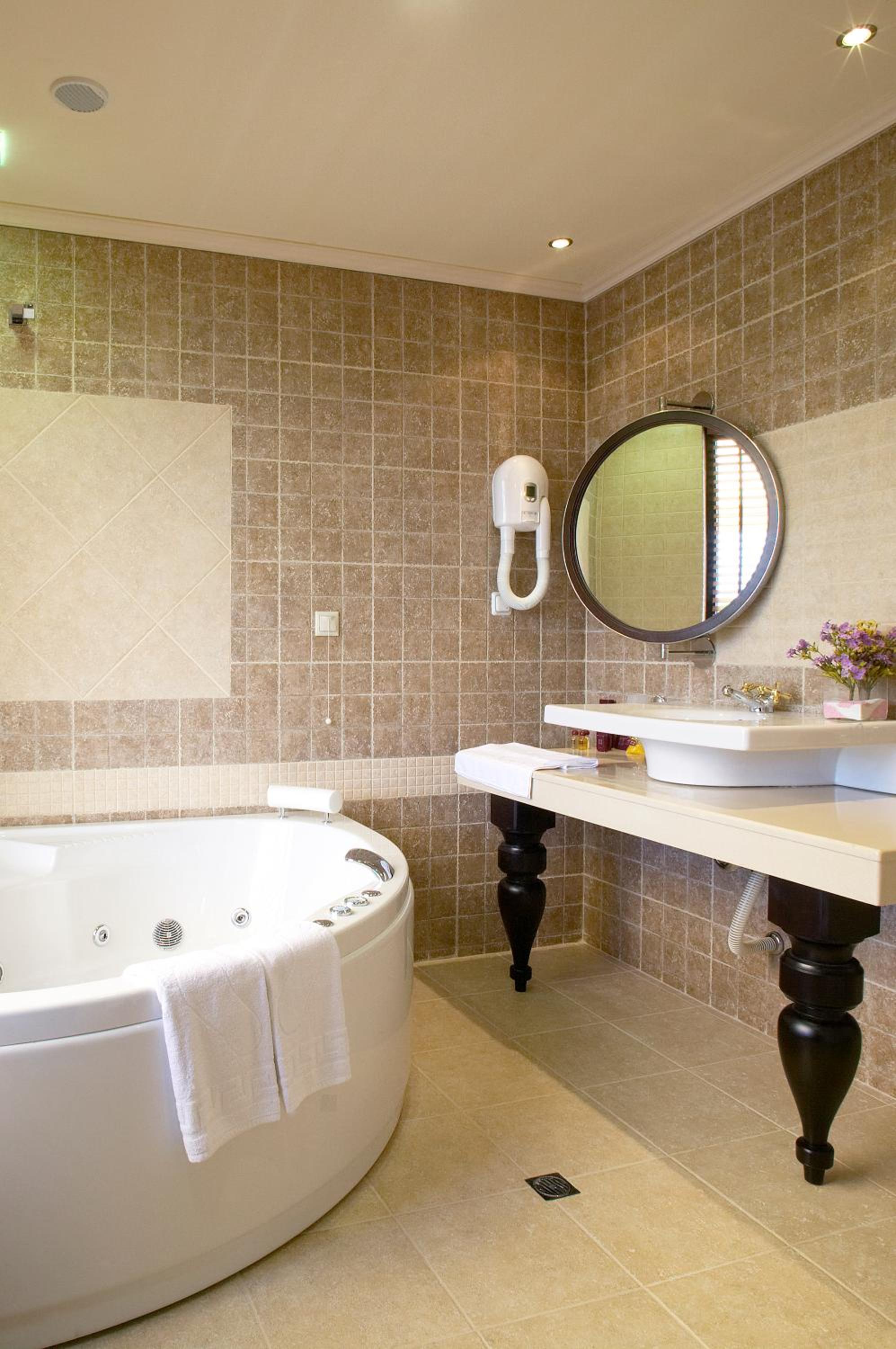 Executive Two-Bedroom Apartment - Photo 4