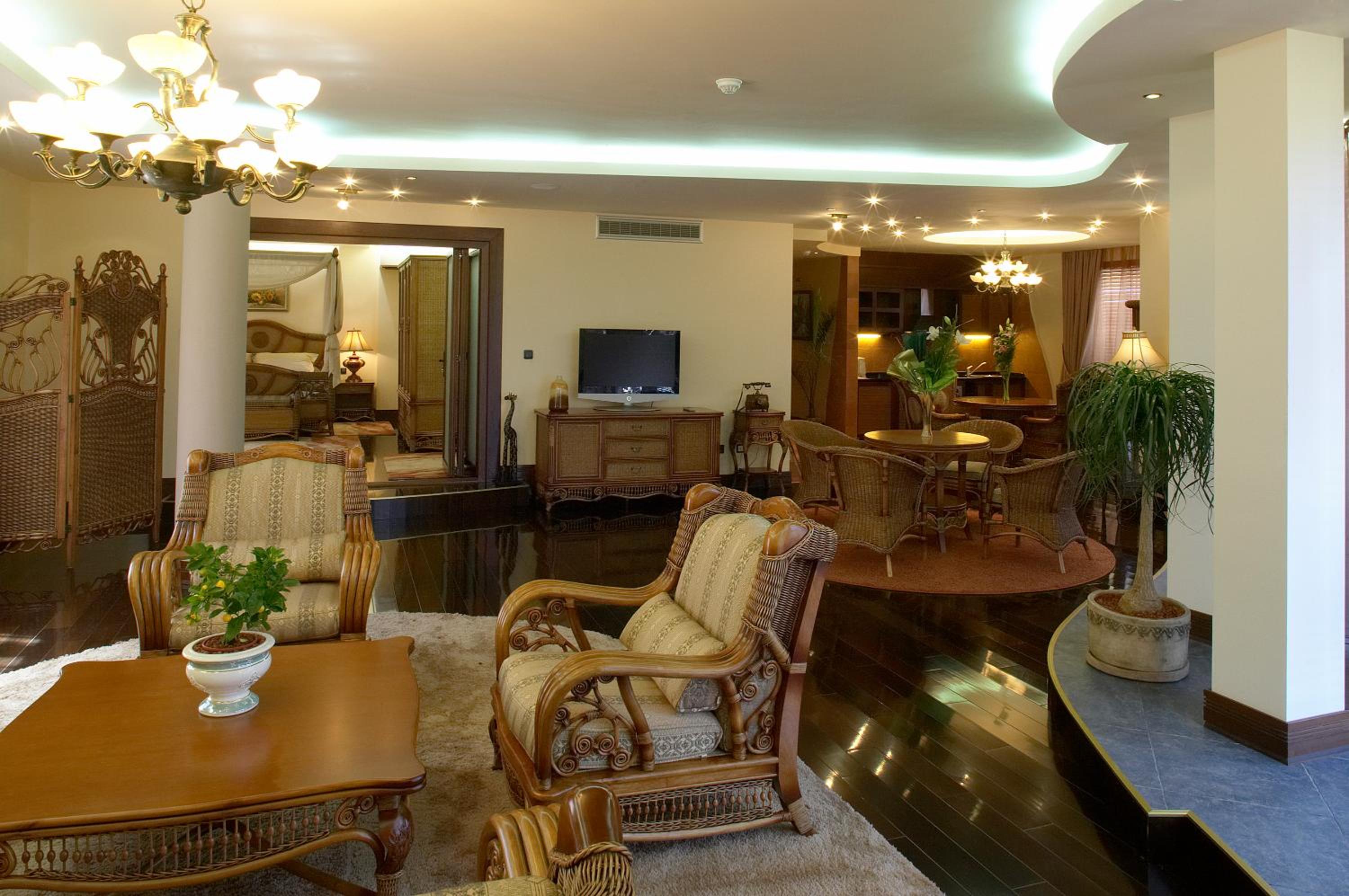 Executive Two-Bedroom Apartment - Photo 2