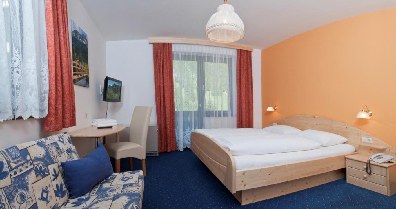 Double Room with Balcony - Photo 4