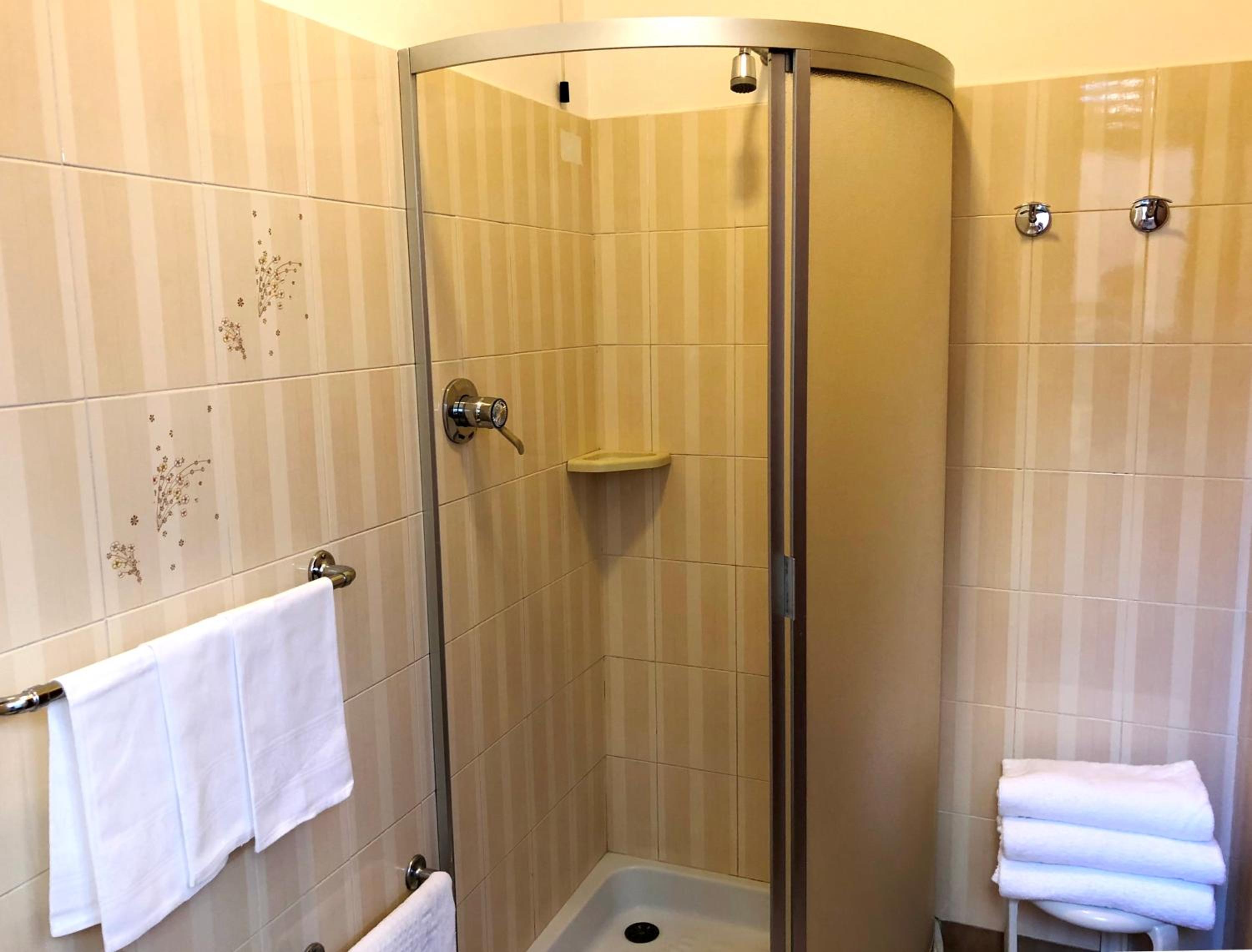 Economy Triple Room - Photo 5