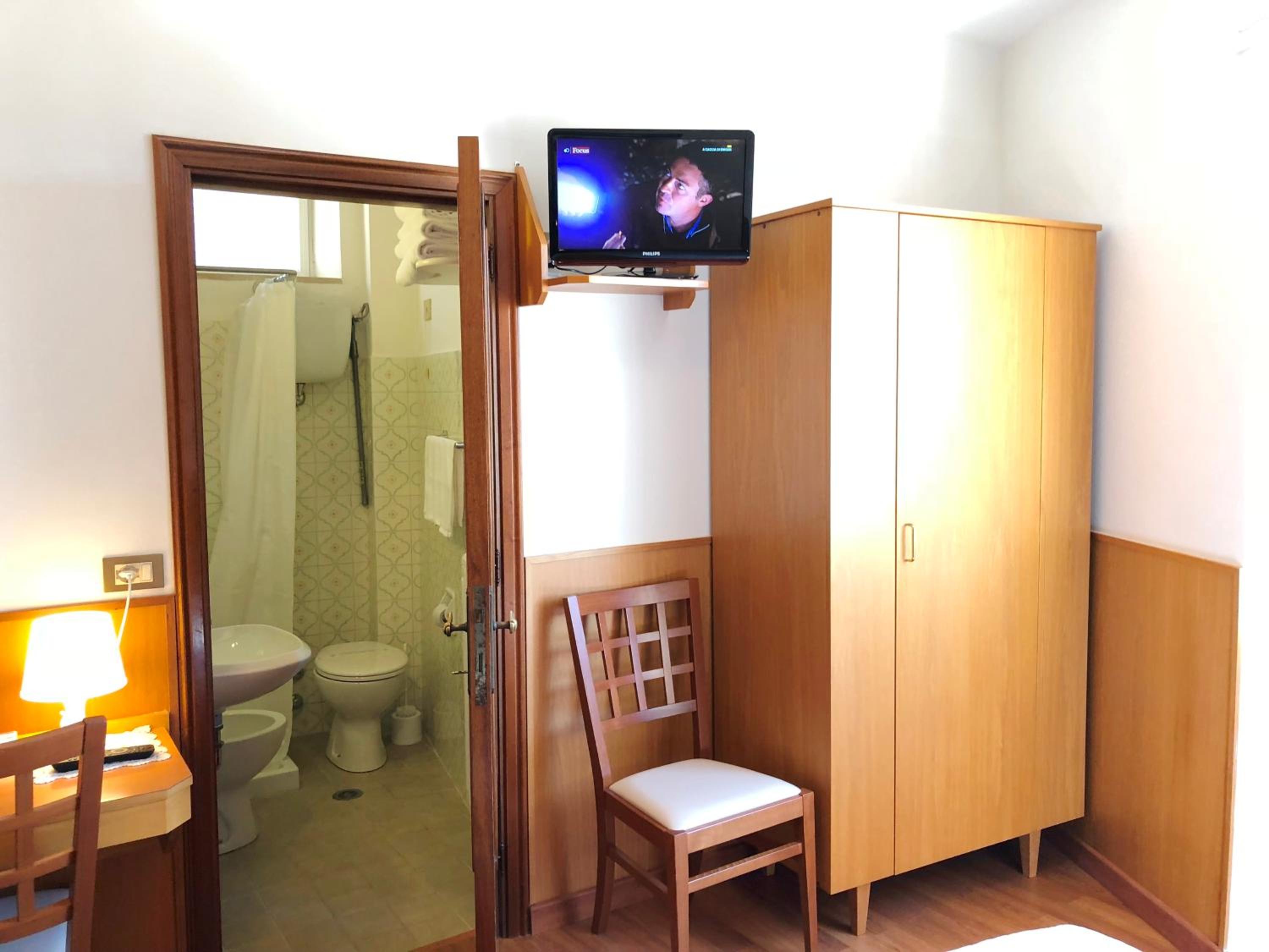 Economy Quadruple Room - Photo 2