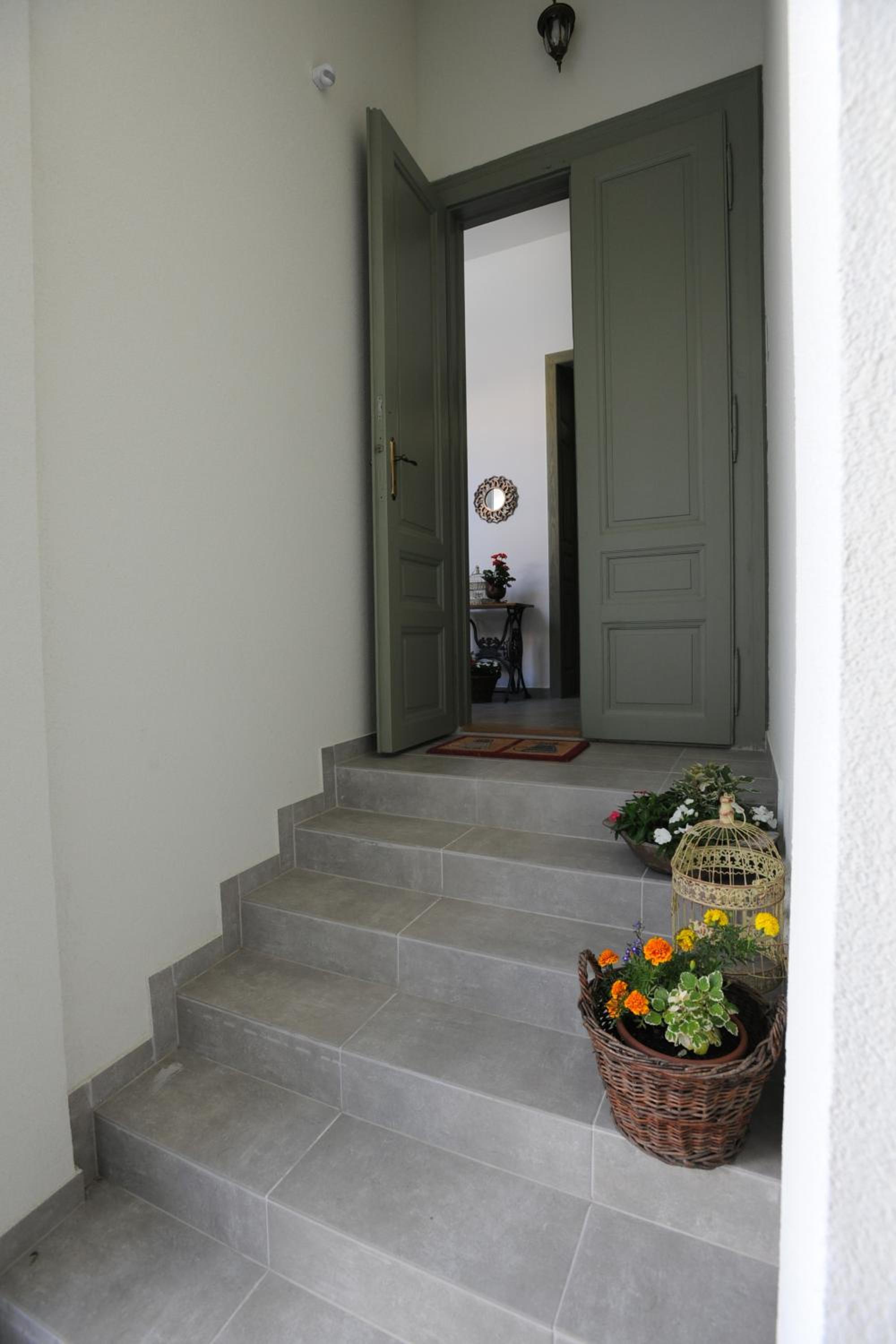 Studio Apartment - Photo 8