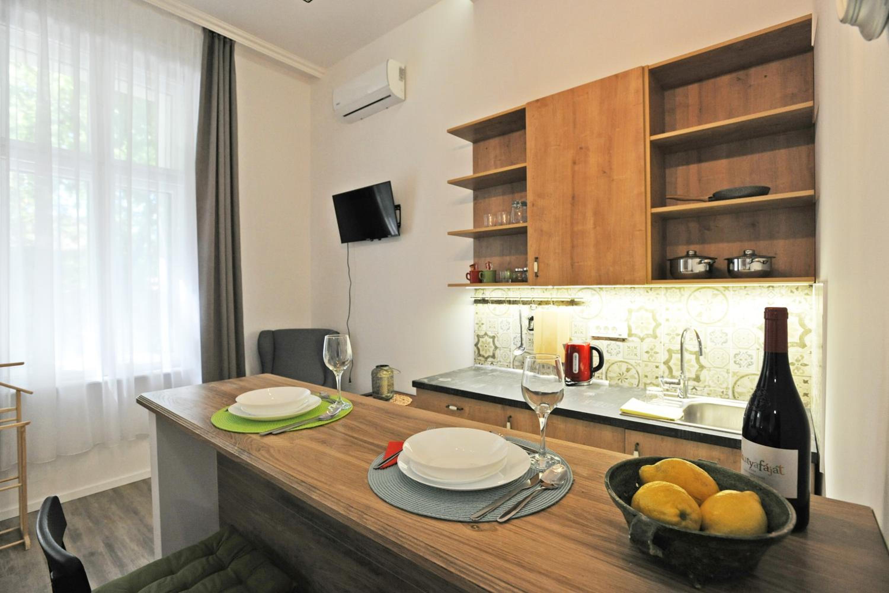 Studio Apartment - Photo 2
