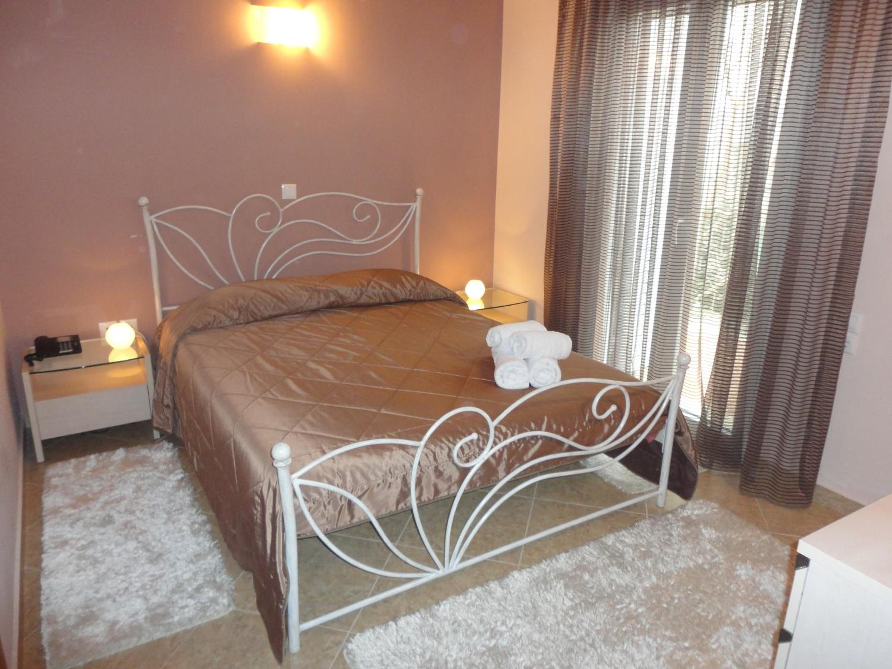 Standard Double Room - Photo 11