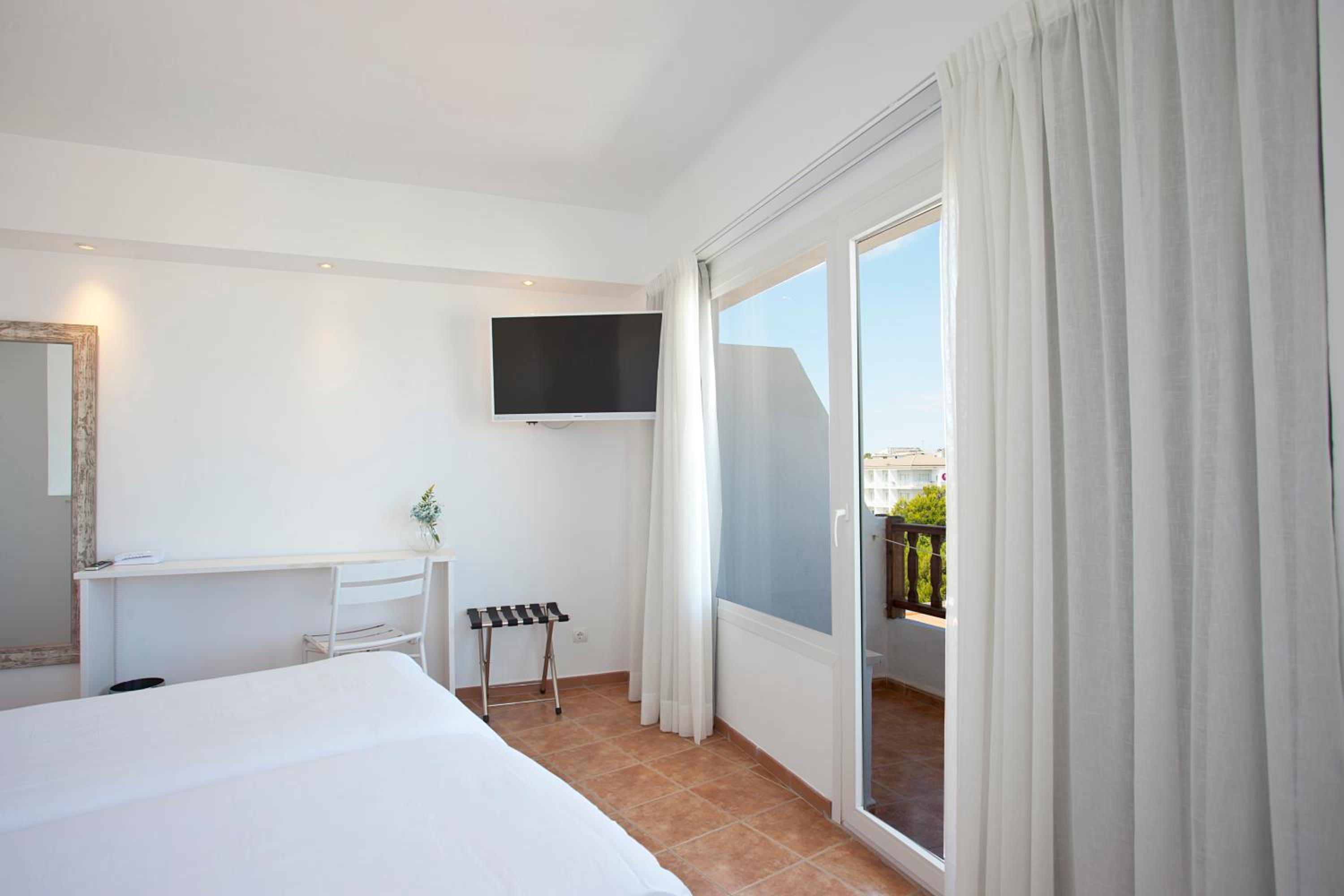 Twin Room - Photo 3