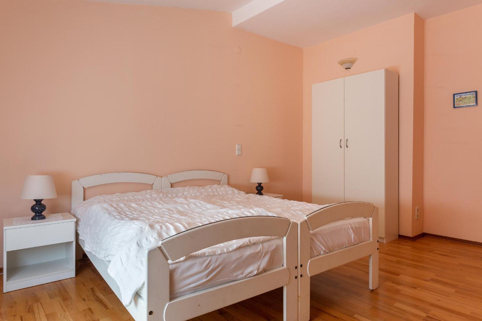Five-Bedroom House - Photo 4