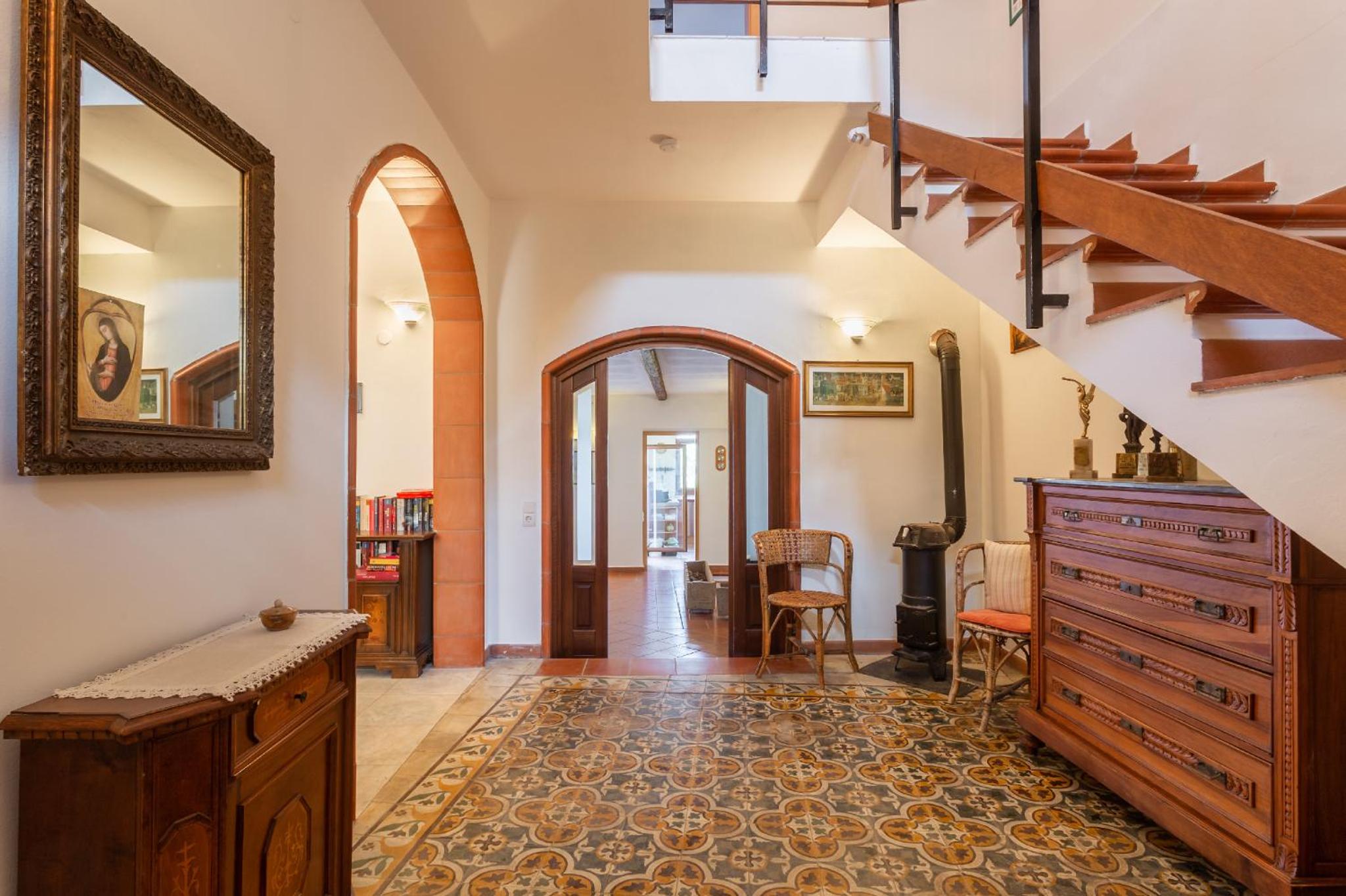 Five-Bedroom House - Photo 9