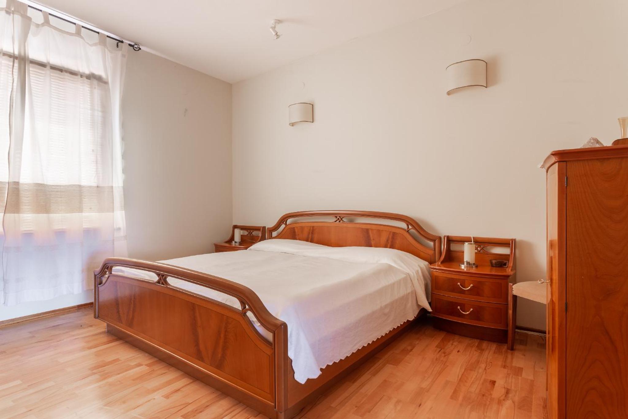 Five-Bedroom House - Photo 12