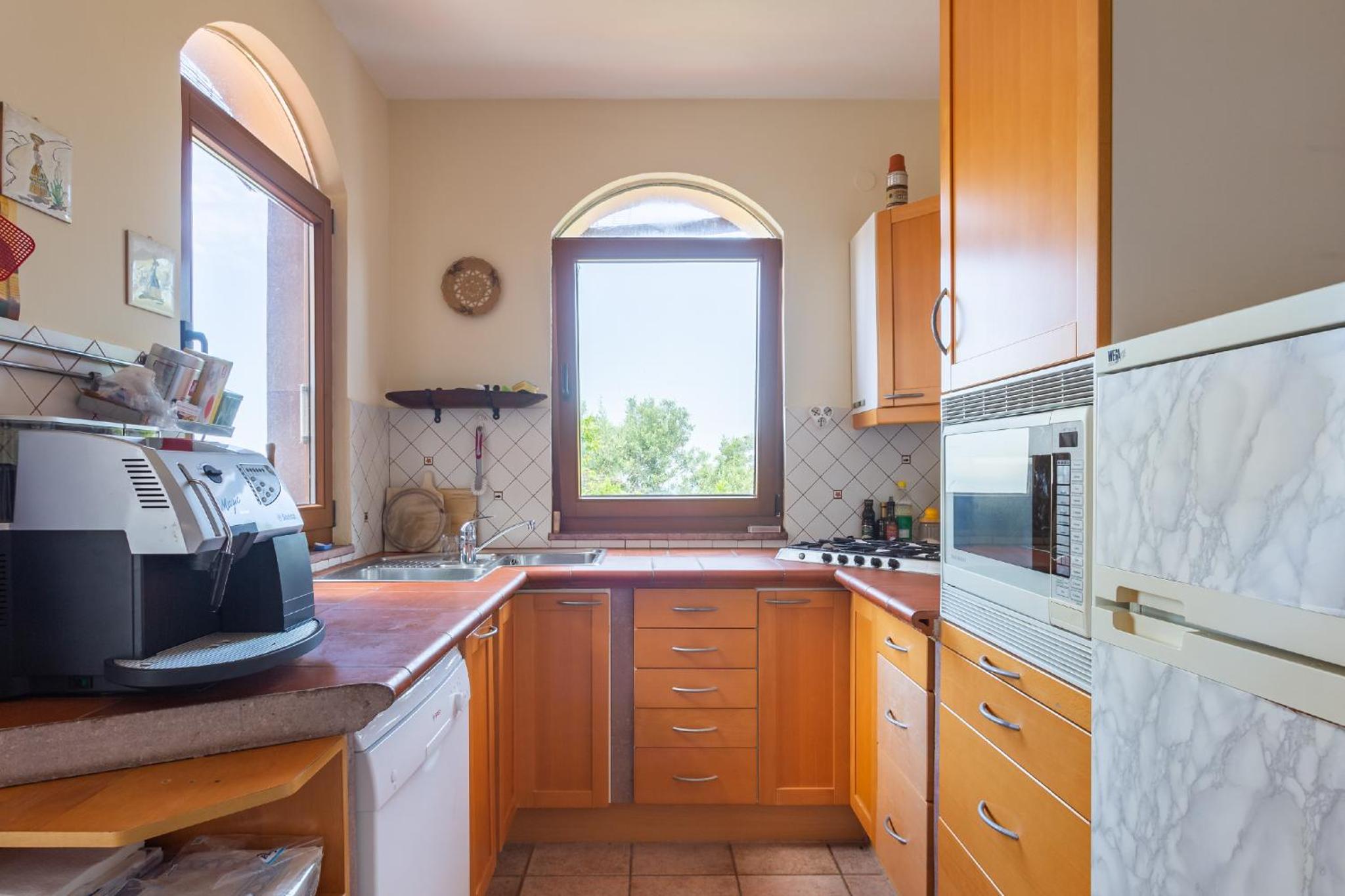 Five-Bedroom House - Photo 10