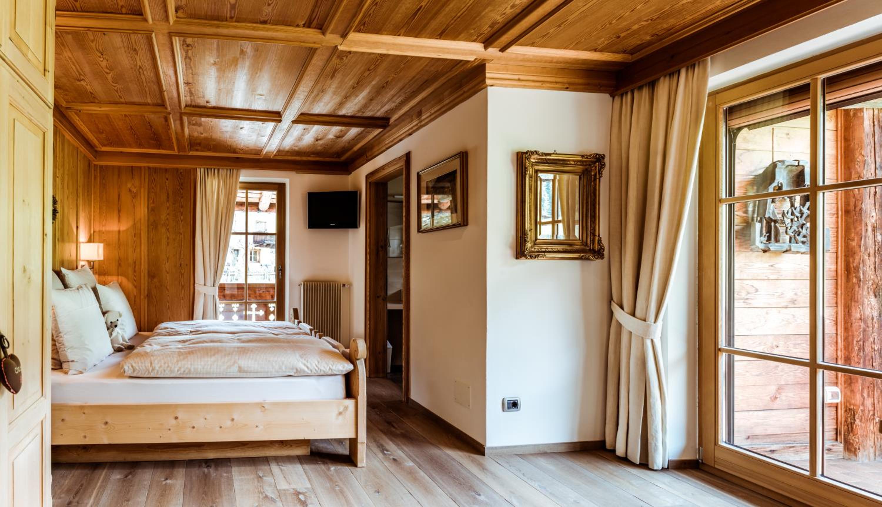 Deluxe Double Room with Balcony photo 3