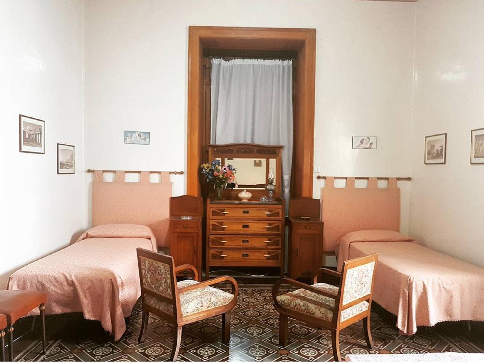 Quadruple Room with Private Bathroom - Photo 11