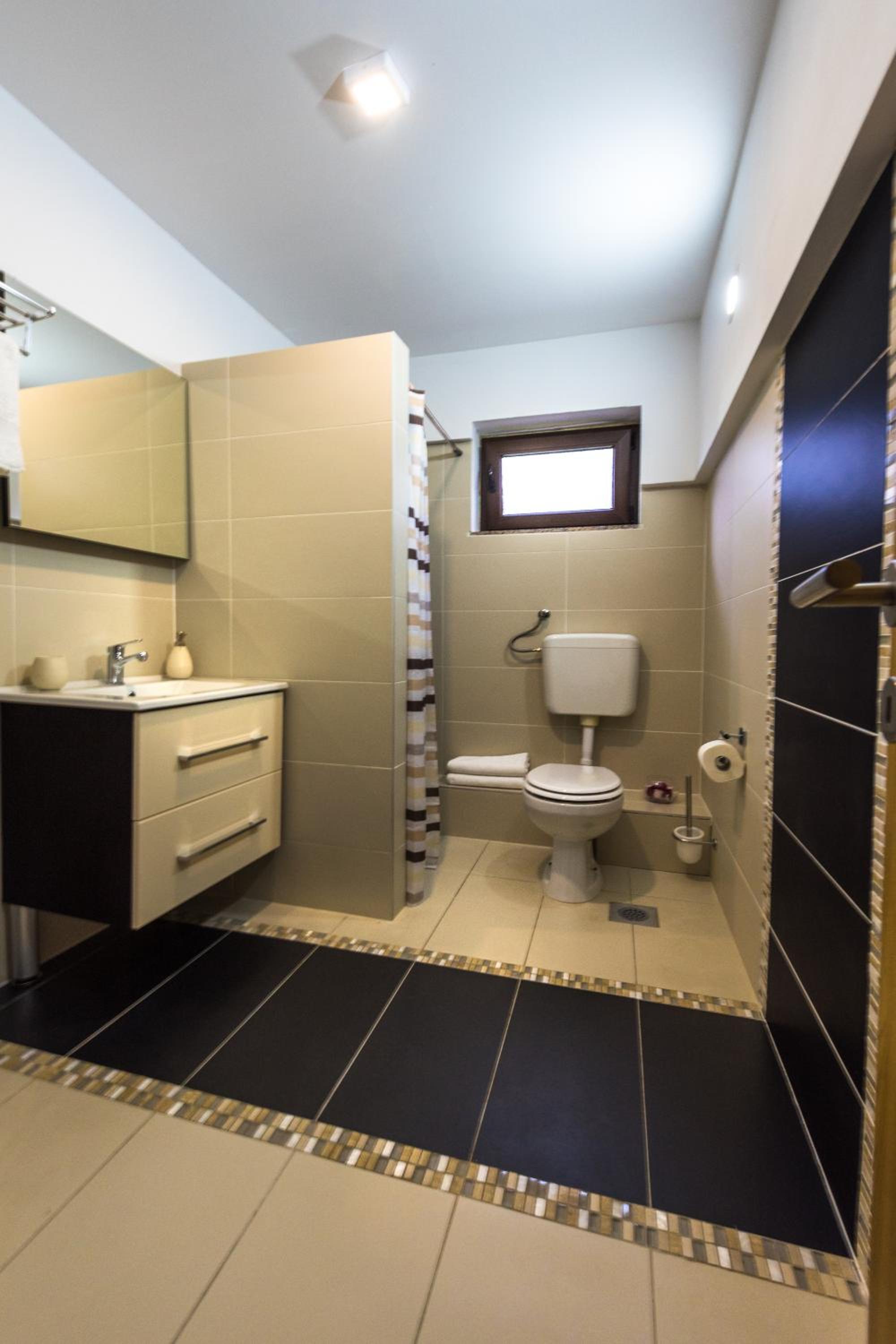 Deluxe Double Room with Balcony - Photo 4