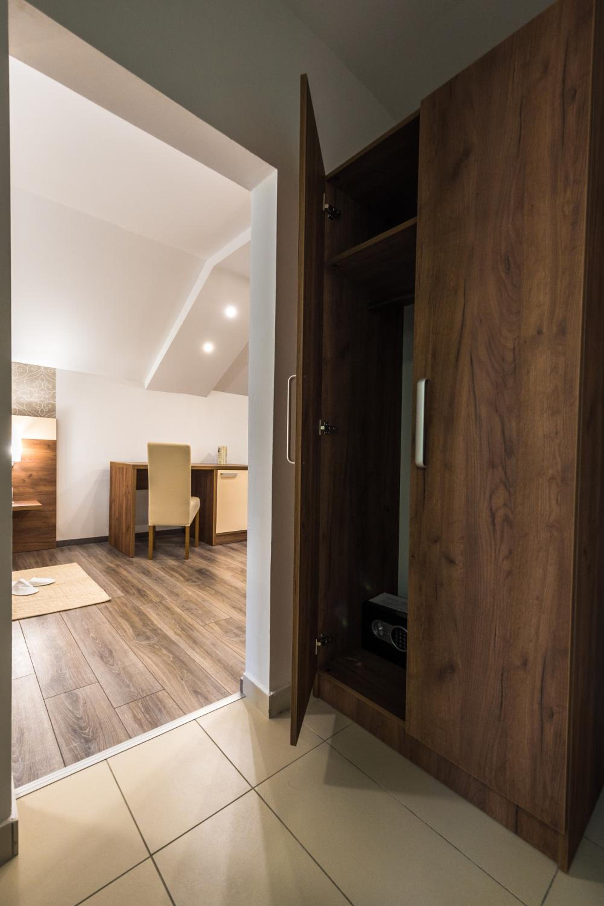 Deluxe Double Room with Balcony - Photo 5