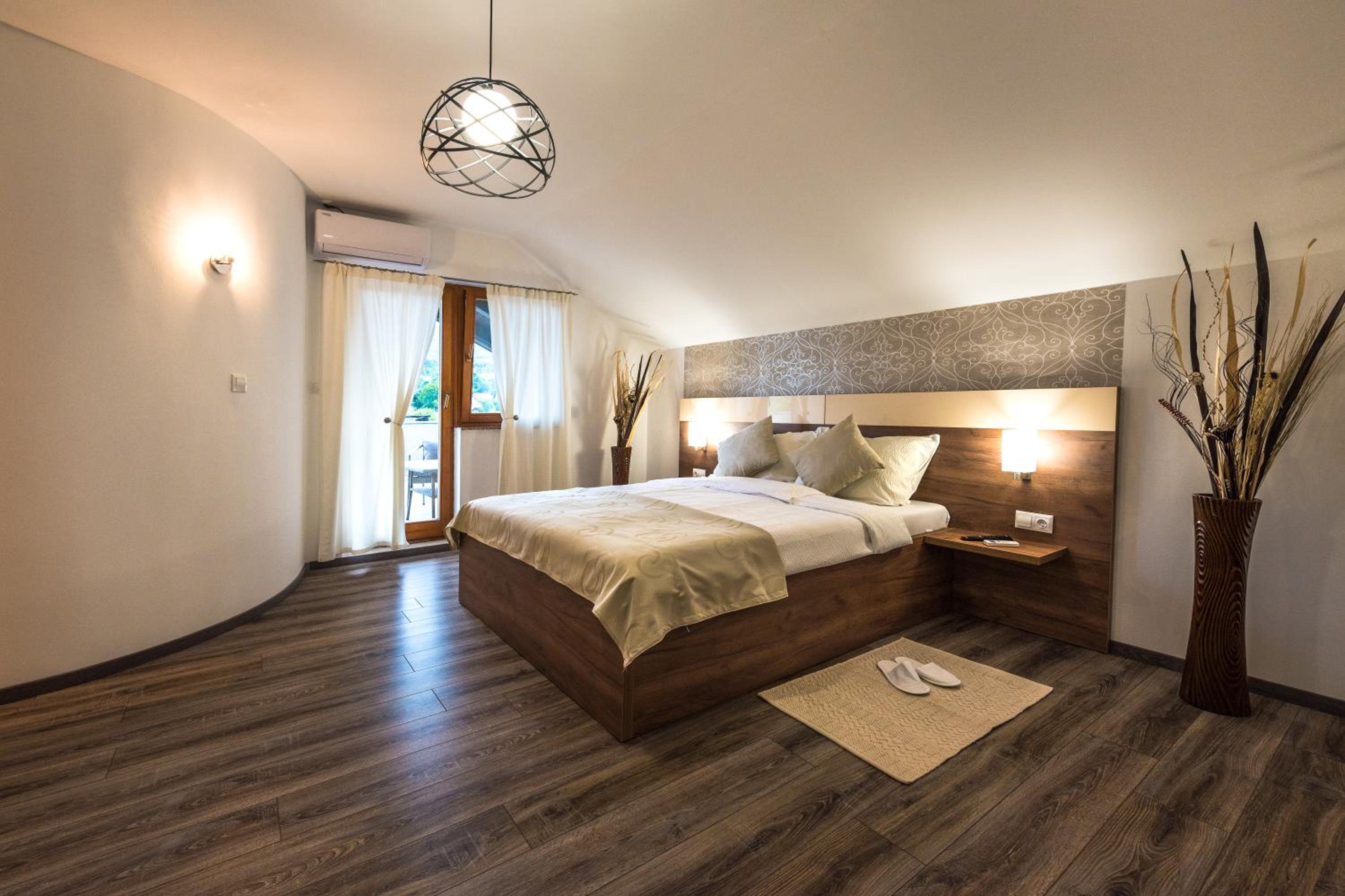 Deluxe Double Room with Balcony - Photo 6