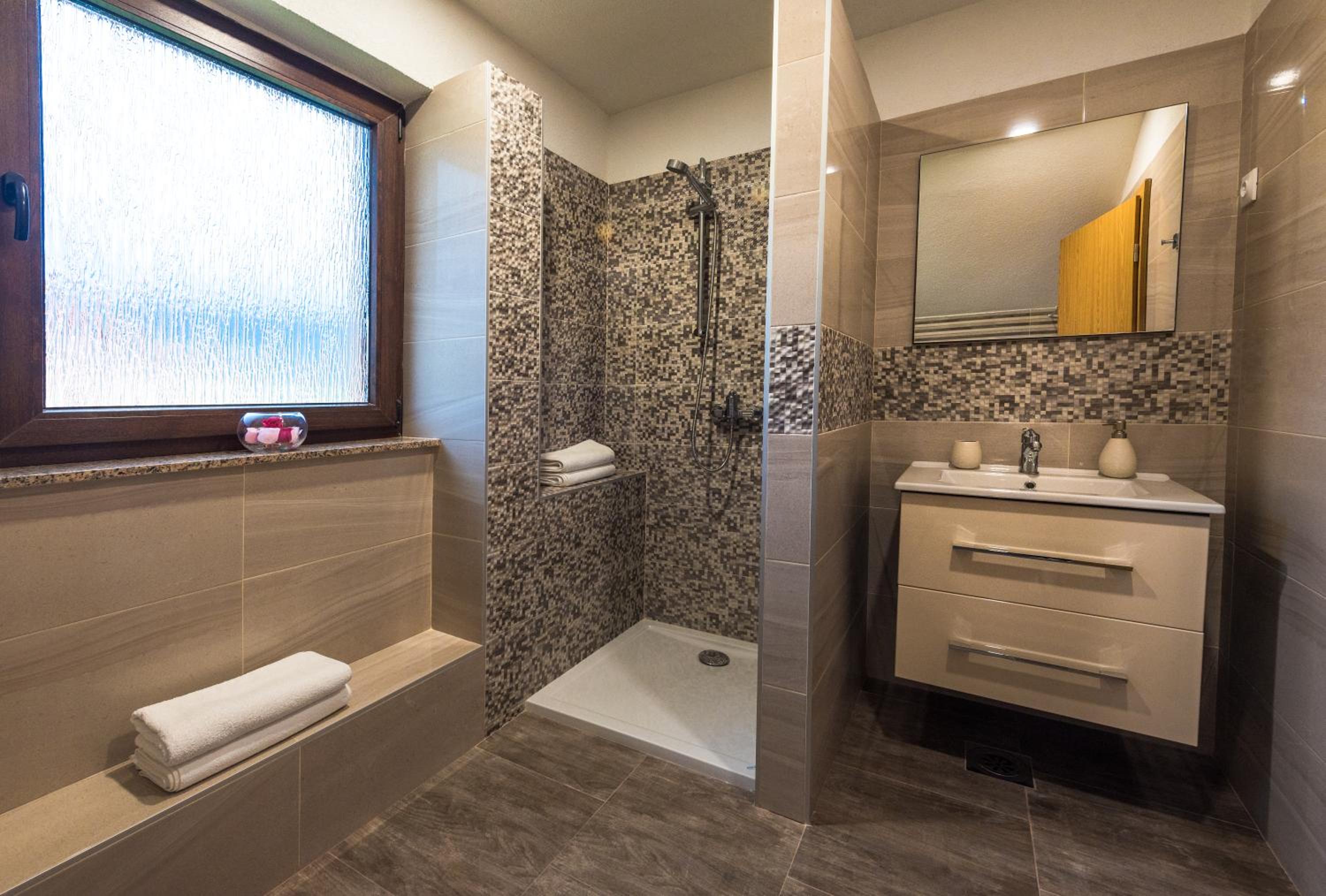 Deluxe Double Room with Balcony - Photo 8