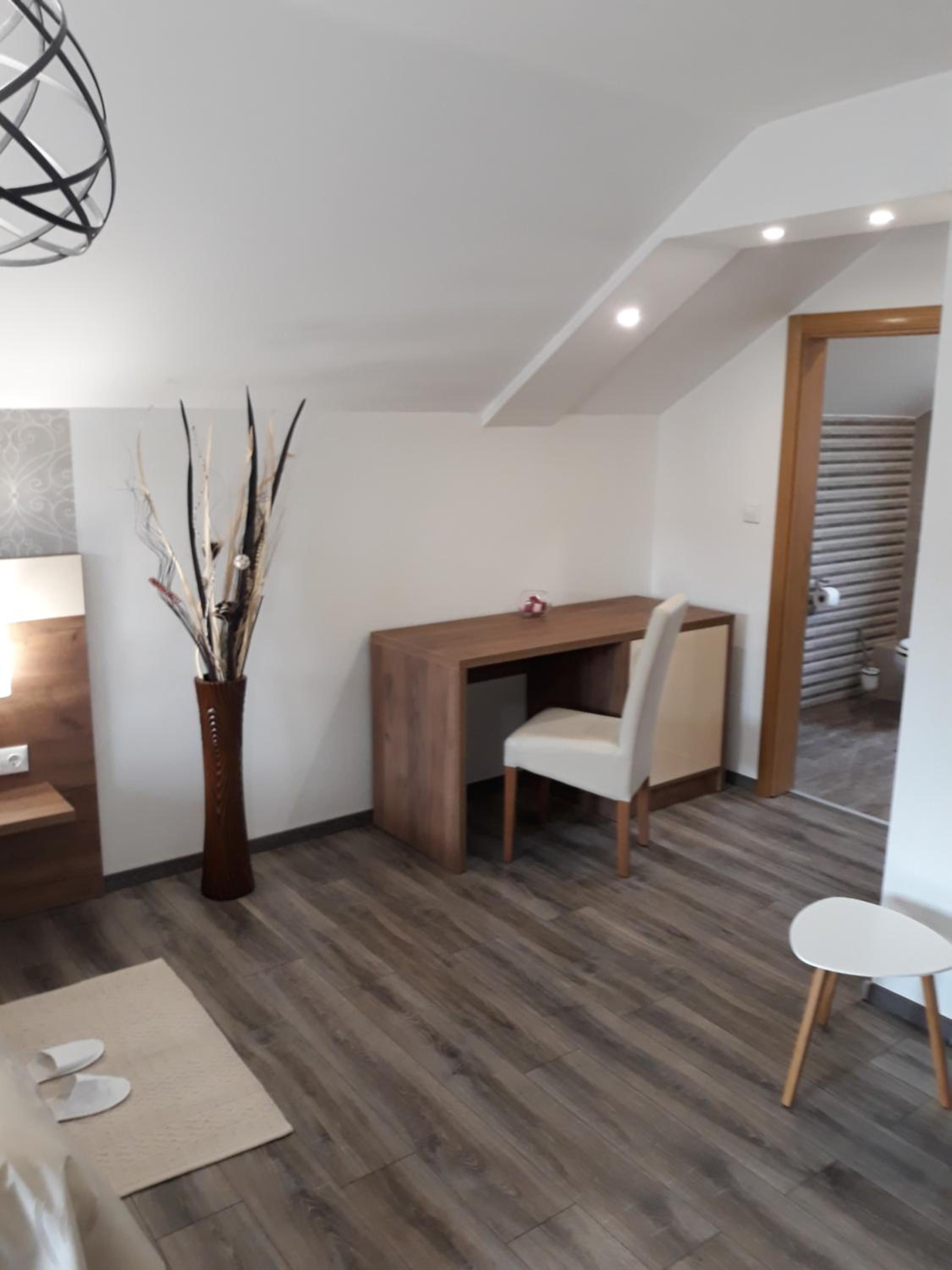 Deluxe Double Room with Balcony - Photo 9