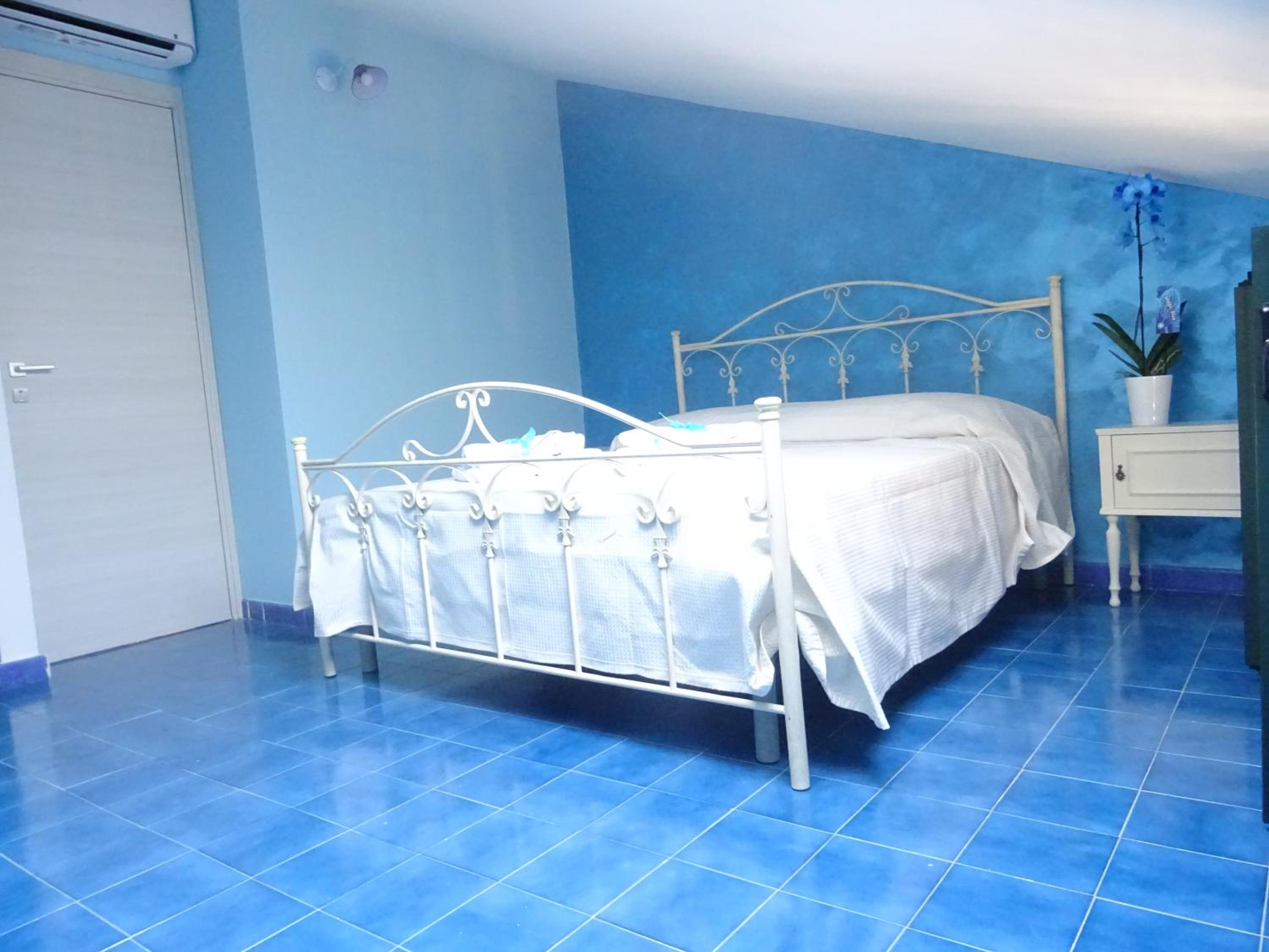Standard King Room with Private Bathroom photo 2