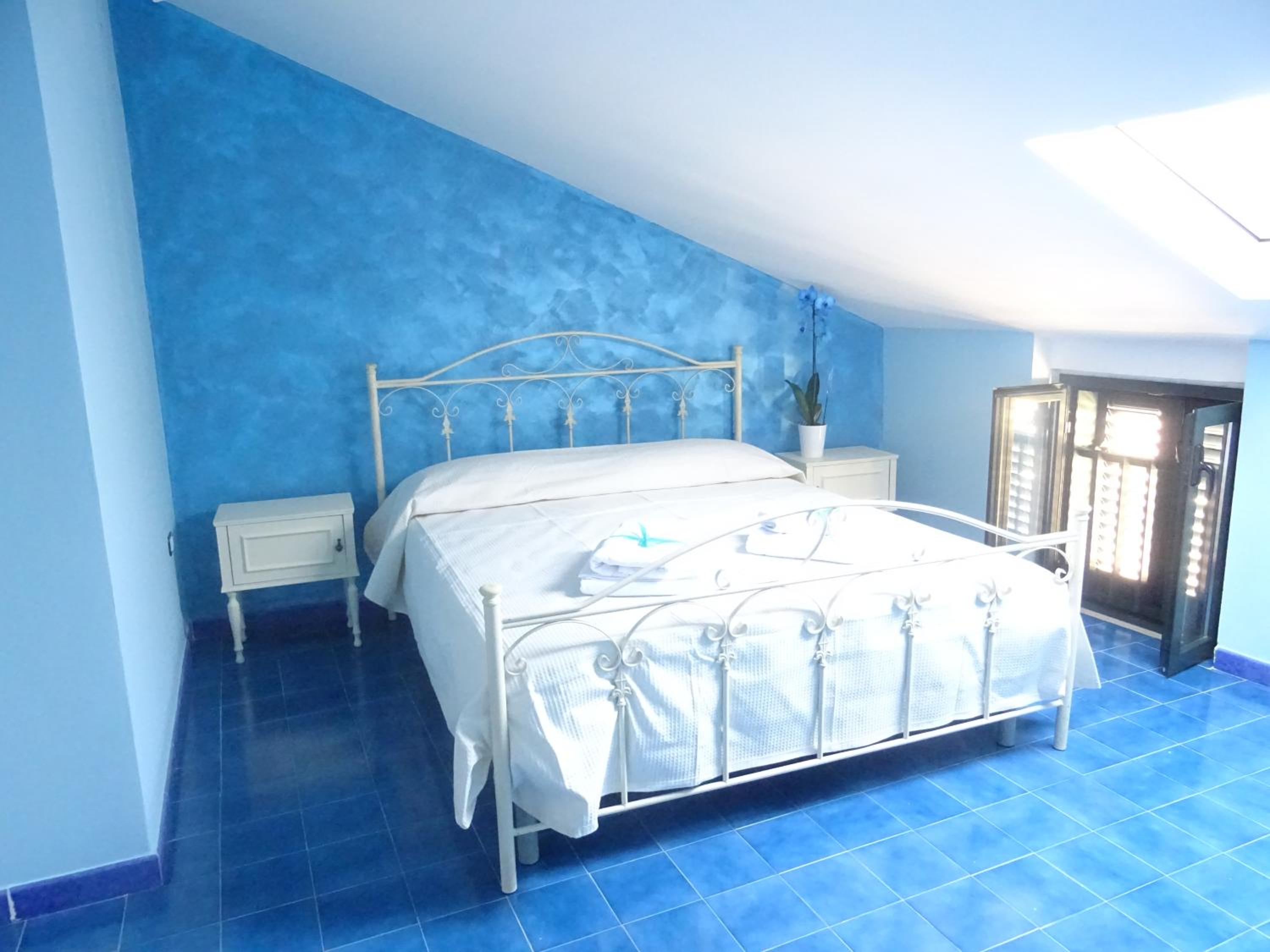 Standard King Room with Private Bathroom photo 3