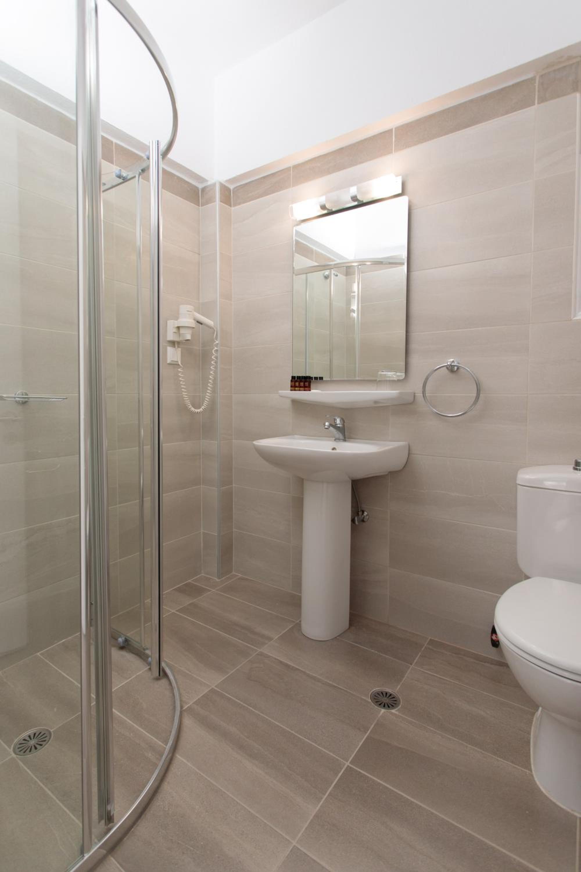 One Bedroom Apartment (3 Adults) - Photo 2