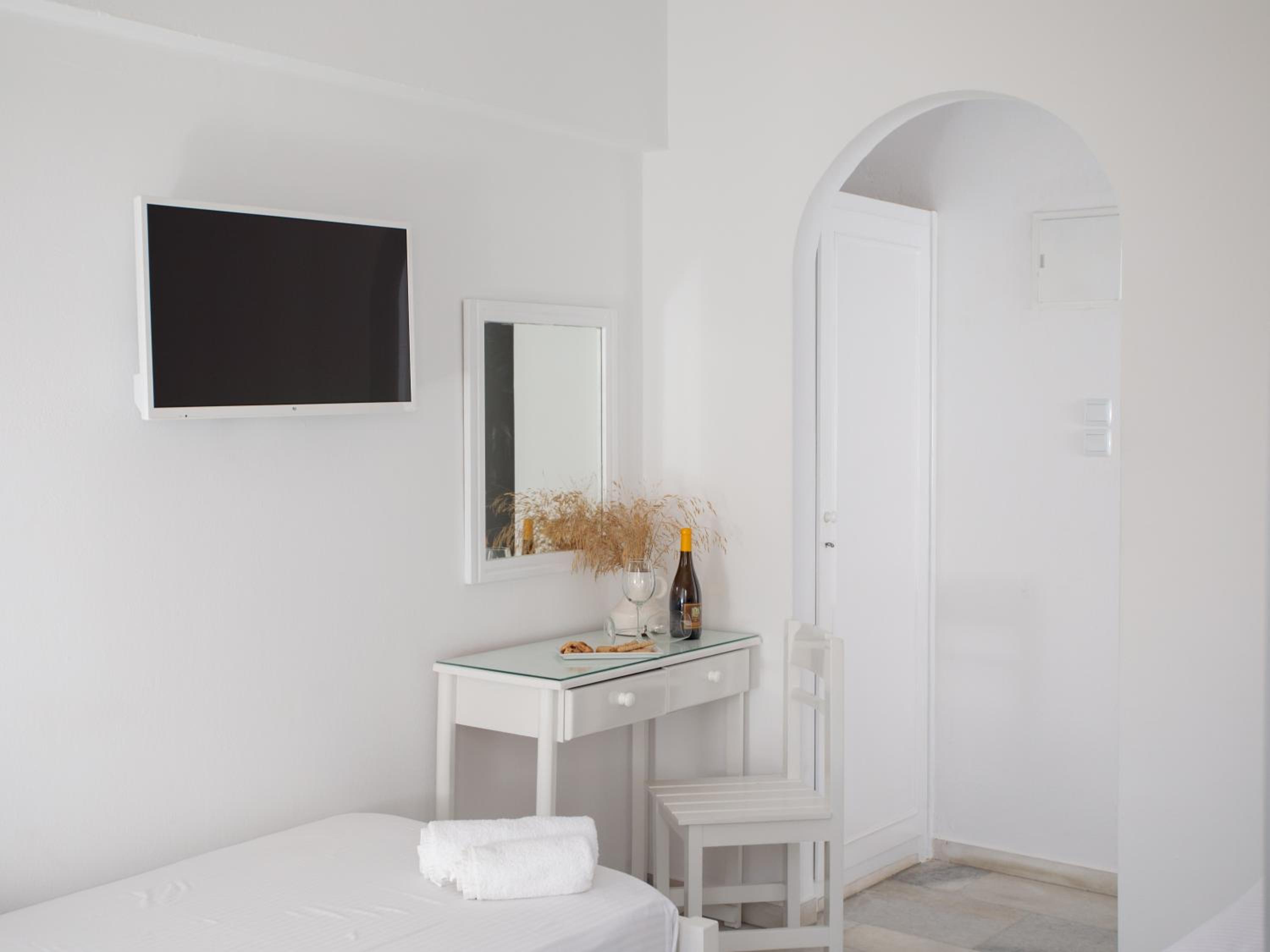 One Bedroom Apartment (3 Adults) - Photo 1