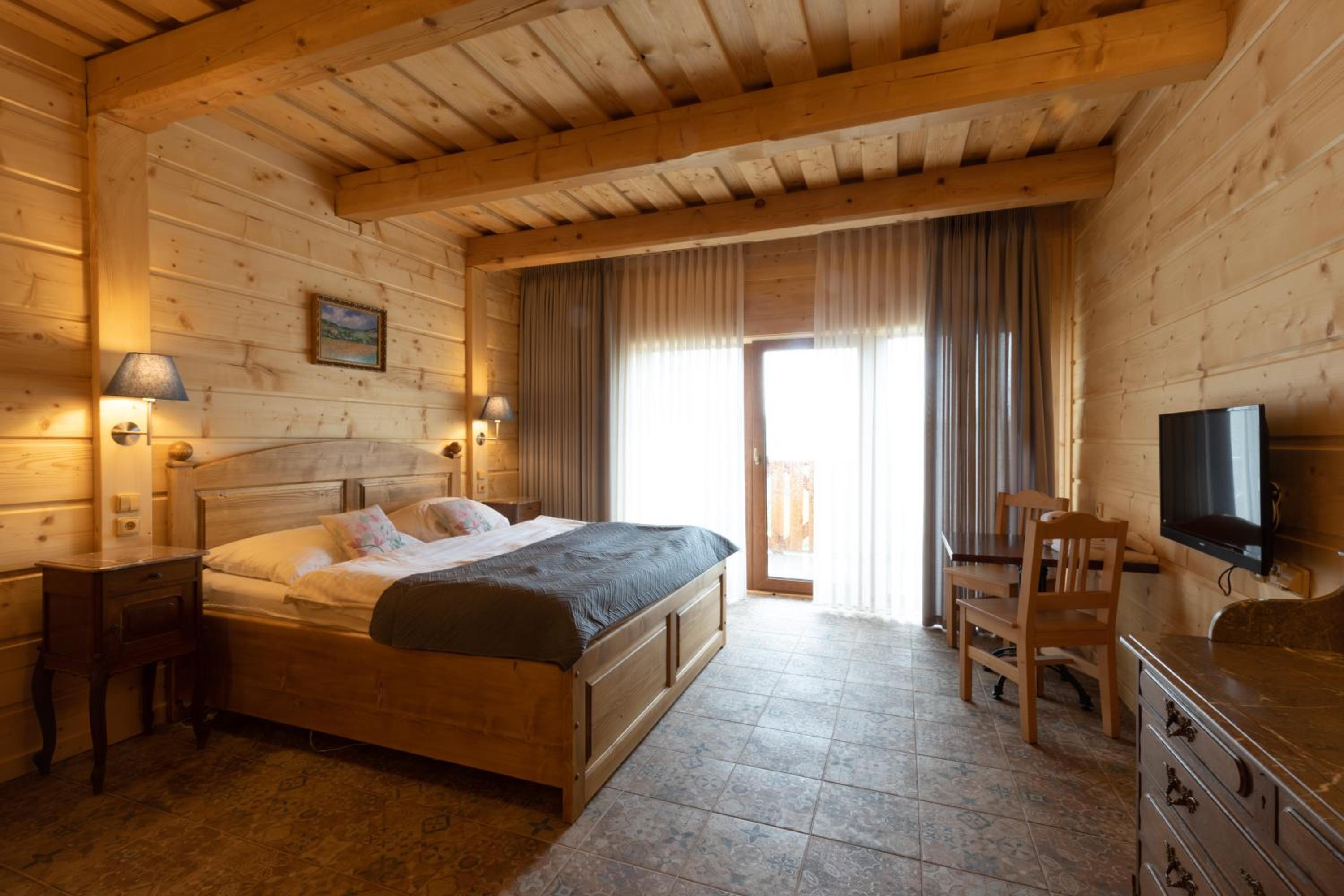Deluxe Famly Room with Jacuzzi, Balcony and Lake View