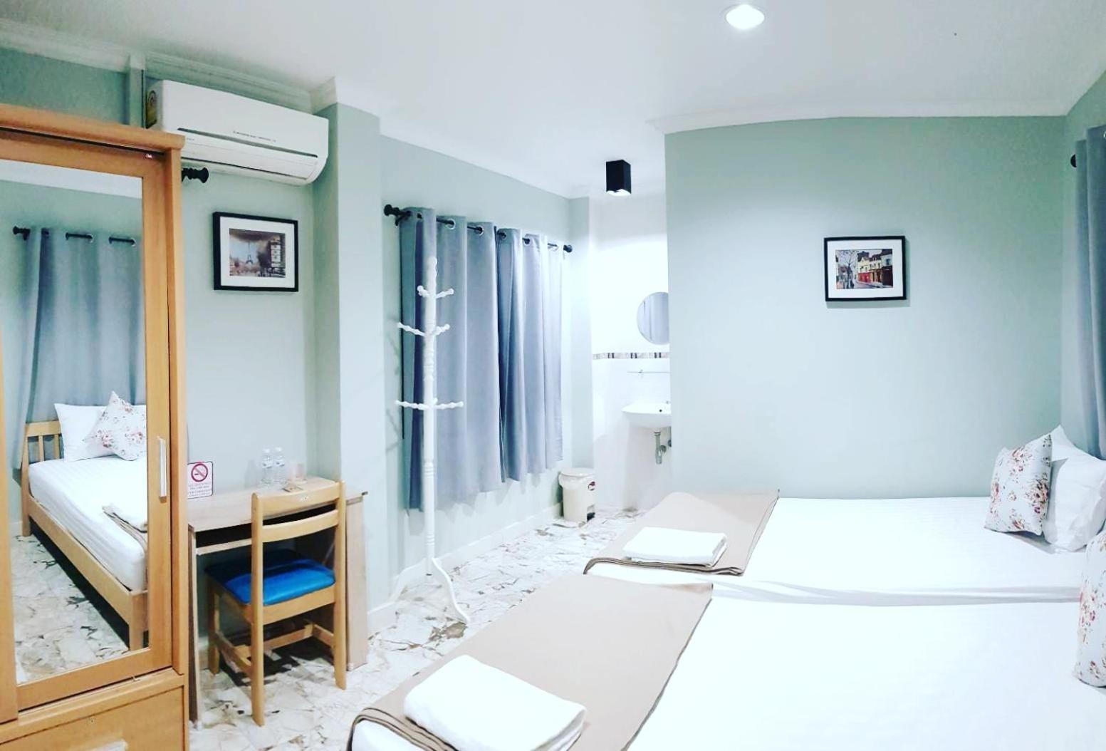 Twin Room with Private Bathroom photo 3