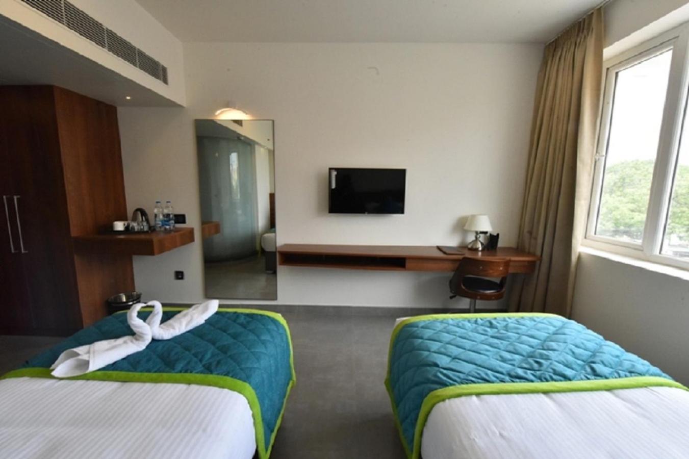 Classic Twin Room (Enjoy 10% off on Evening Cocktails Early Check-In upto 2 hours (subject to availability) Early Check-In upto 2 hours (subject to availability)