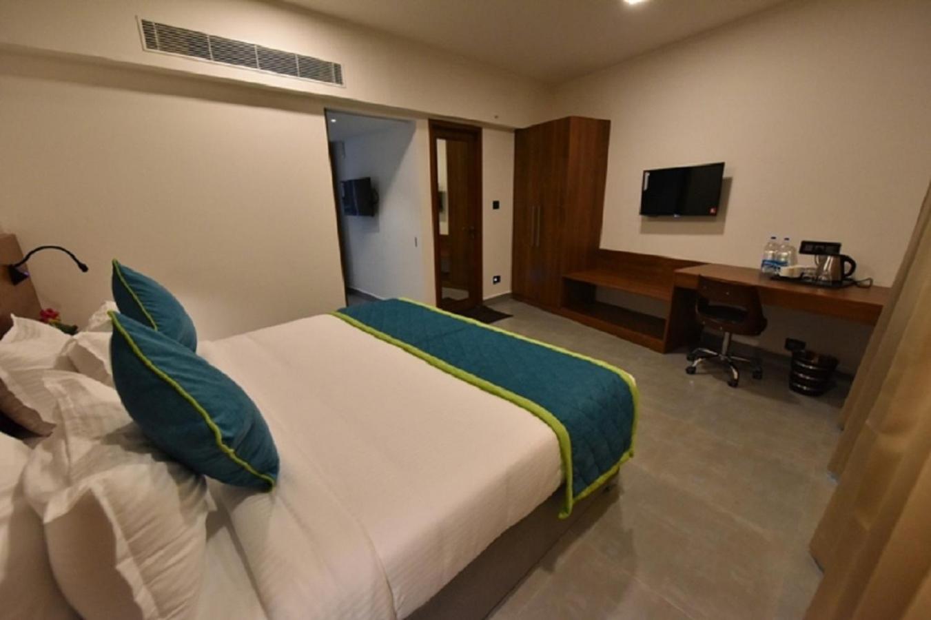 Classic Double Room Enjoy 10% off on Evening Cocktails   Early Check-In upto 2 hours (subject to availability) Early Check-In upto 2 hours (subject to availability)   - Photo 6