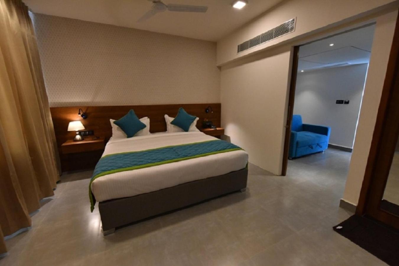 Premium Suite Enjoy 10% off on Evening Cocktails Early Check-In upto 2 hours (subject to availability) Early Check-In upto 2 hours (subject to availability)