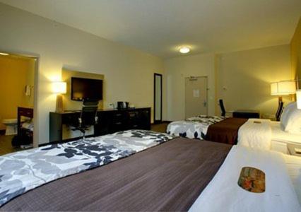 Queen Room with Two Queen Beds - Non-Smoking - Photo 3