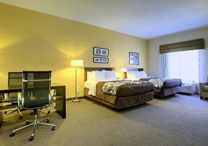 Queen Room with Two Queen Beds - Non-Smoking - Photo 5