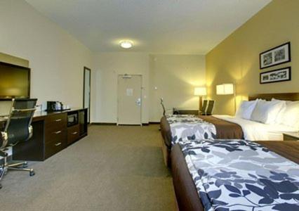 Queen Room with Two Queen Beds - Non-Smoking - Photo 2