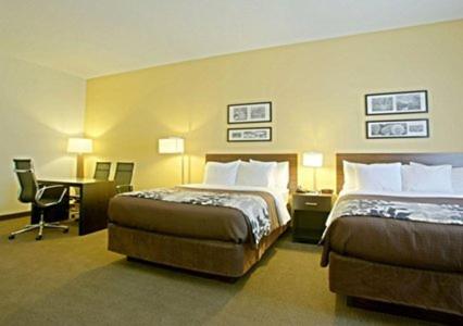 Queen Room with Two Queen Beds - Non-Smoking - Photo 1