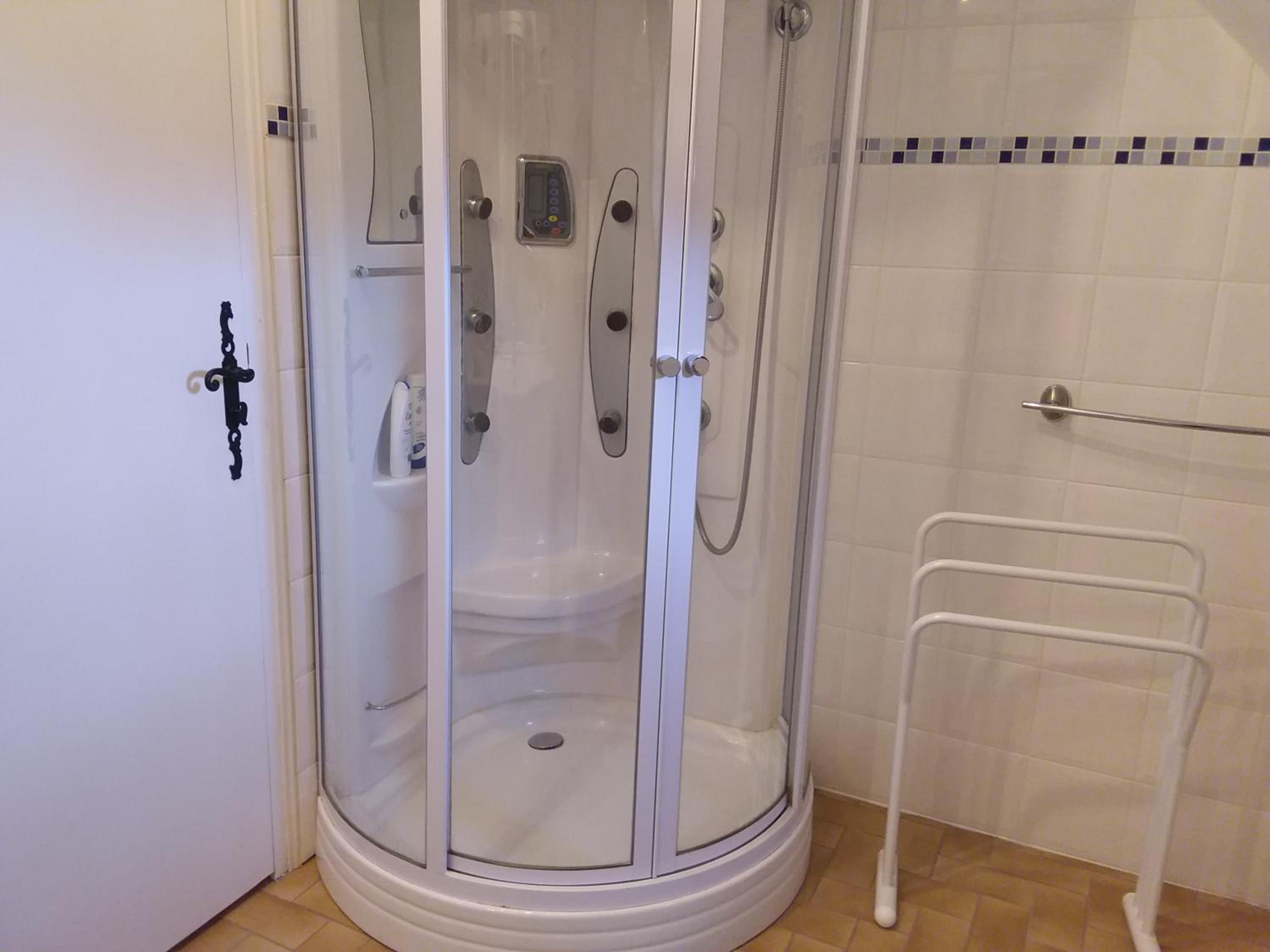 Family Room with Private Bathroom photo 3