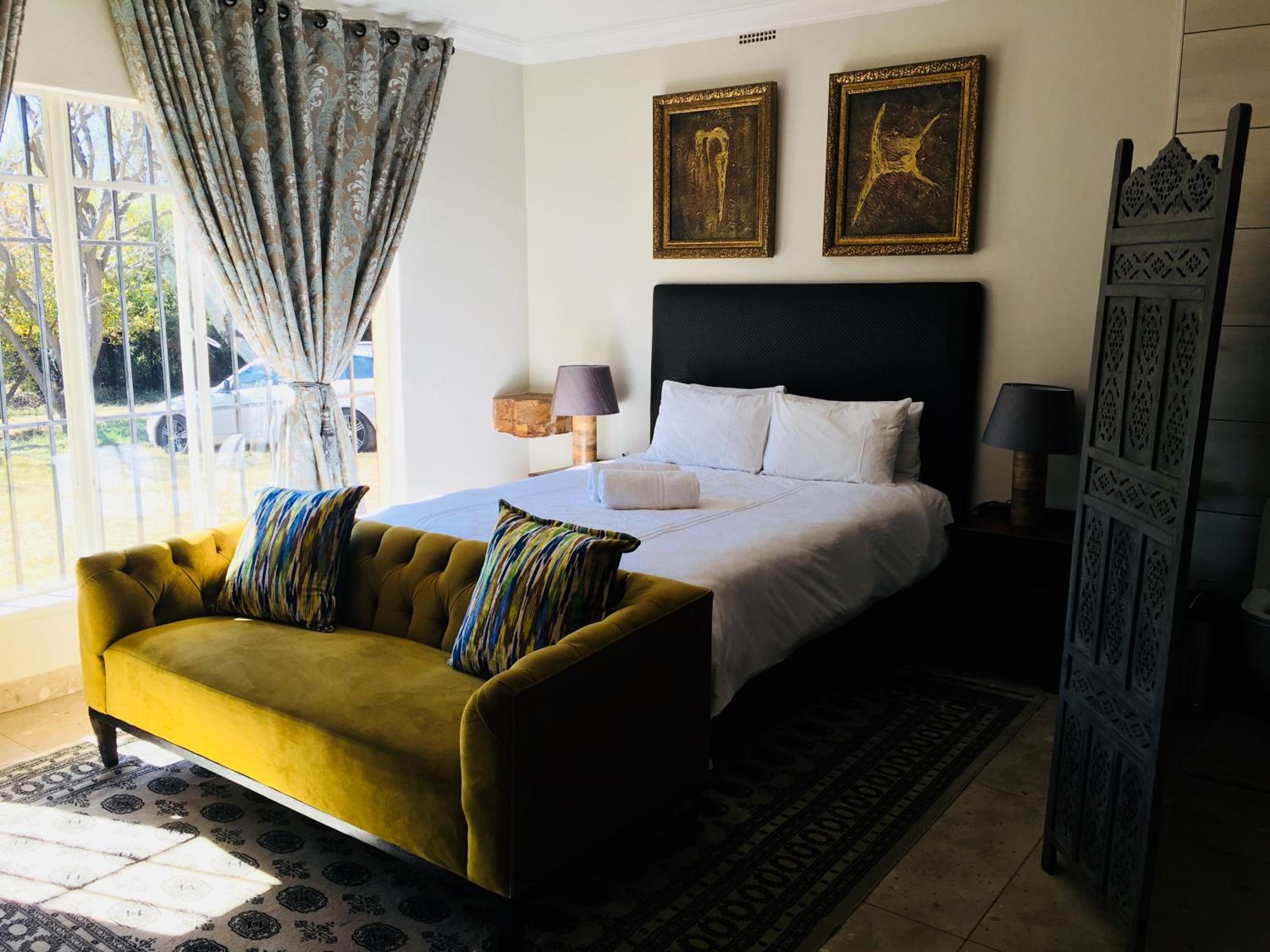 Deluxe Queen Bedroom photo 3